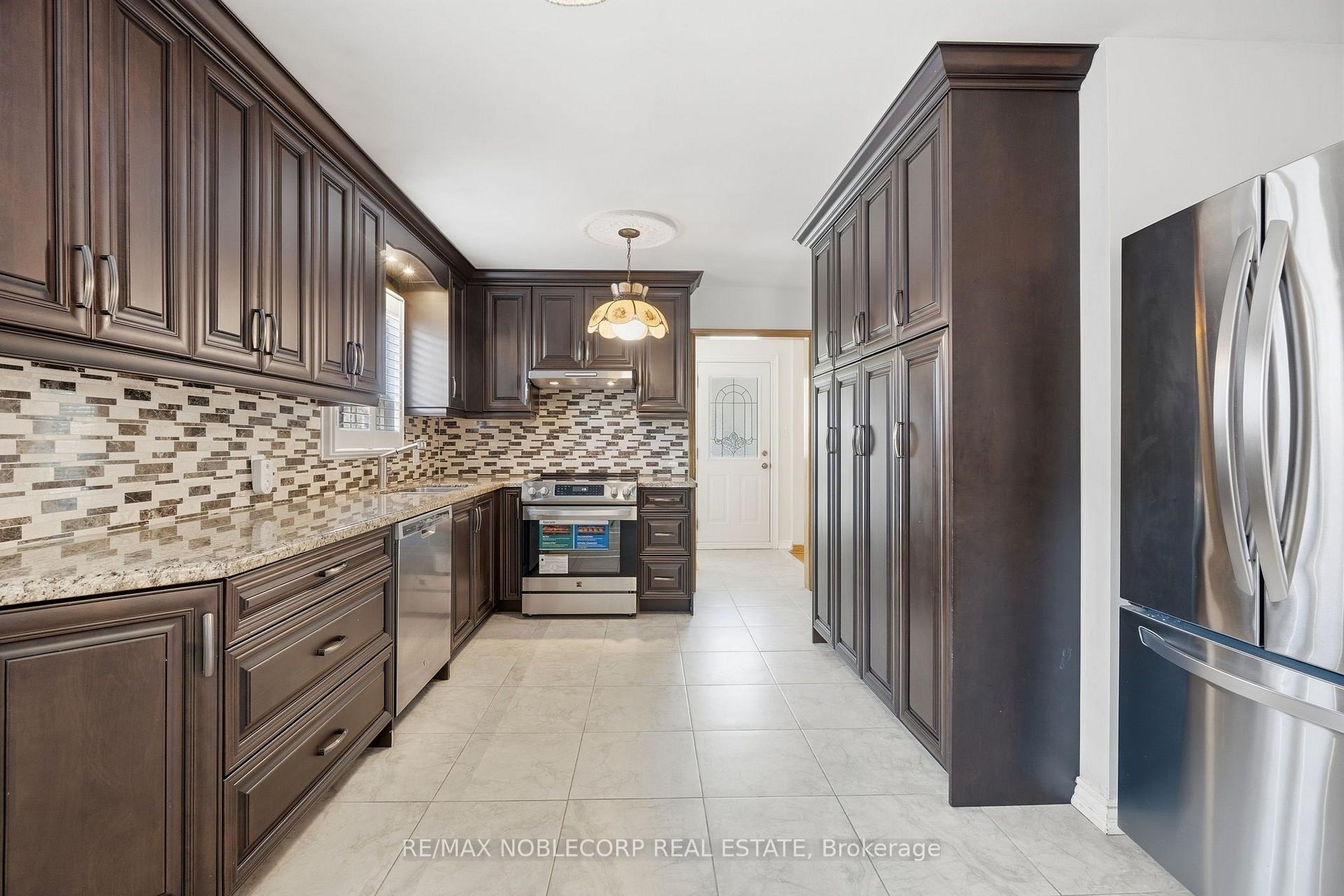 Photo 8 of 131 Yatescastle Drive, North York, Glenfield-Jane Heights — HOMEH