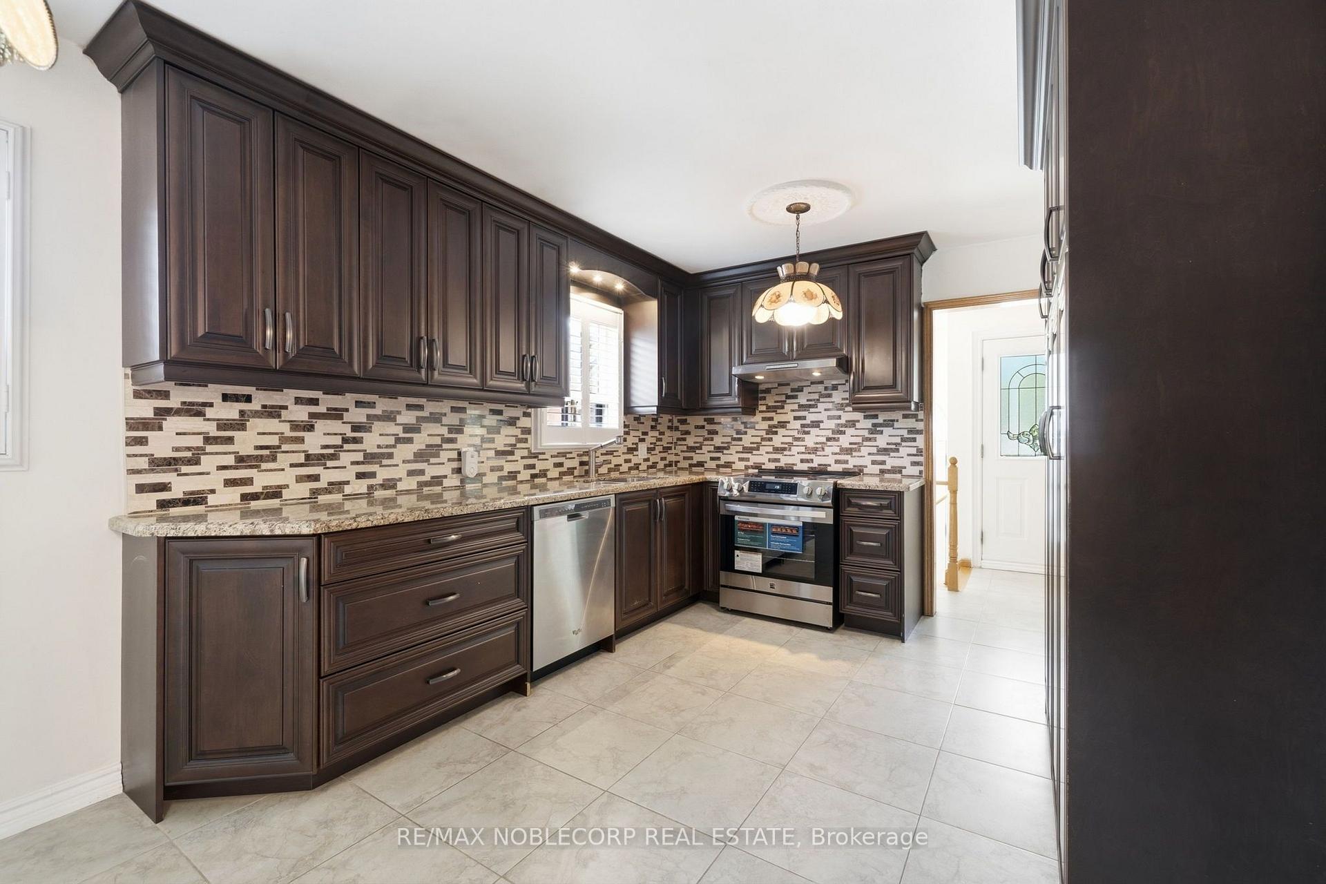 Photo 9 of 131 Yatescastle Drive, North York, Glenfield-Jane Heights — HOMEH