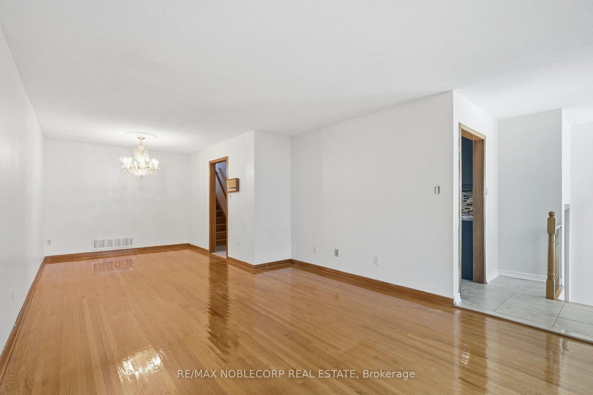 Photo 10 of 131 Yatescastle Drive, North York, Glenfield-Jane Heights — HOMEH