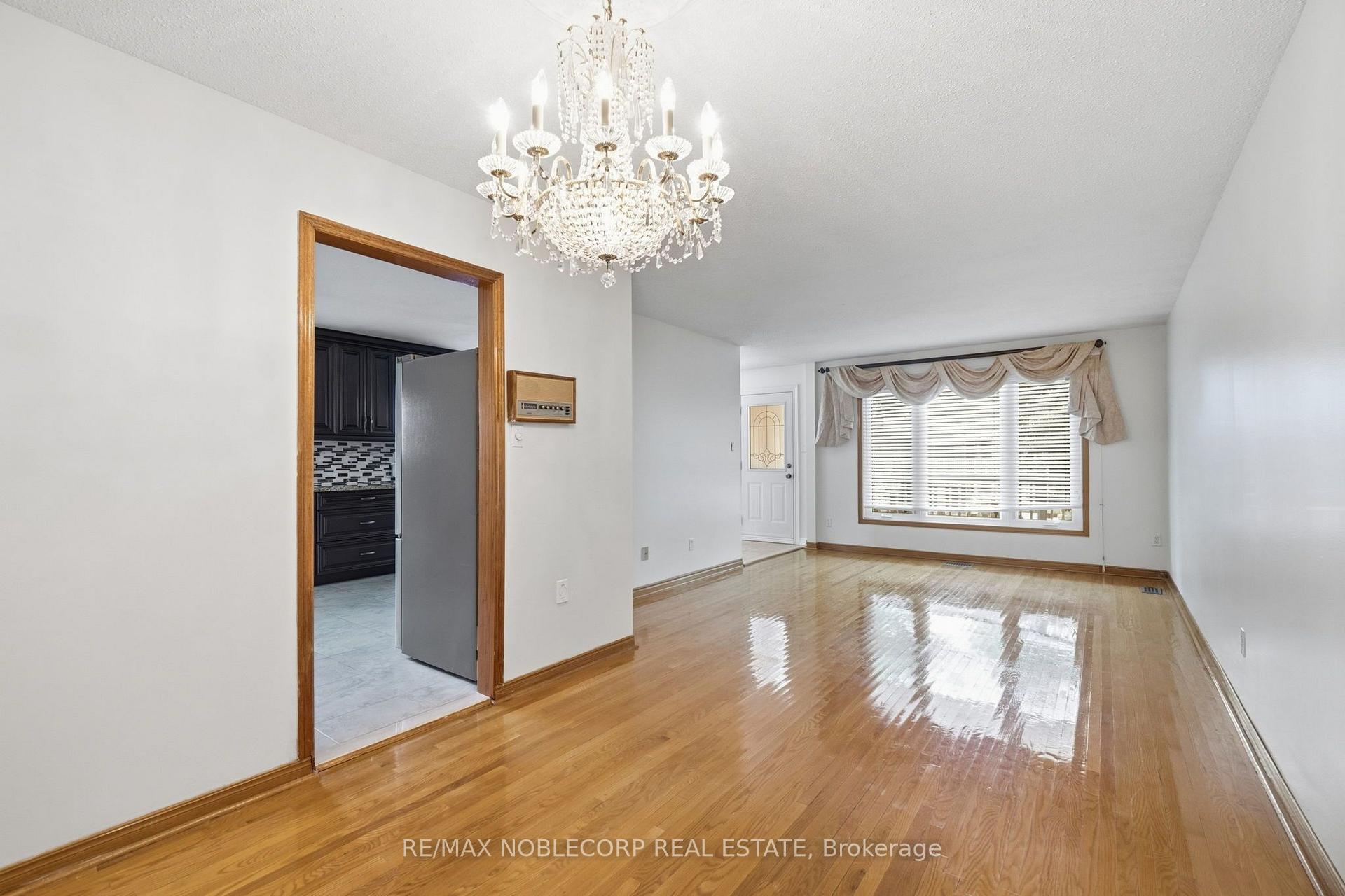 Photo 11 of 131 Yatescastle Drive, North York, Glenfield-Jane Heights — HOMEH