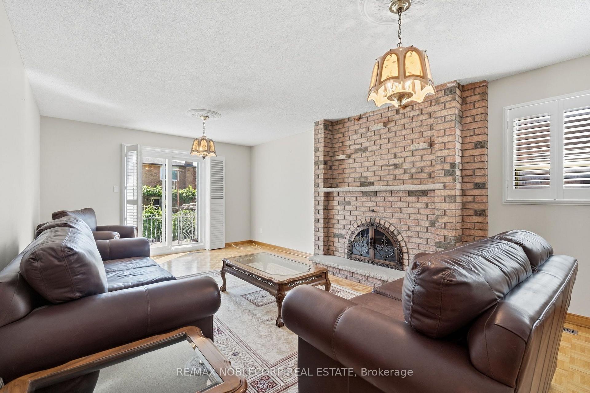 Photo 12 of 131 Yatescastle Drive, North York, Glenfield-Jane Heights — HOMEH