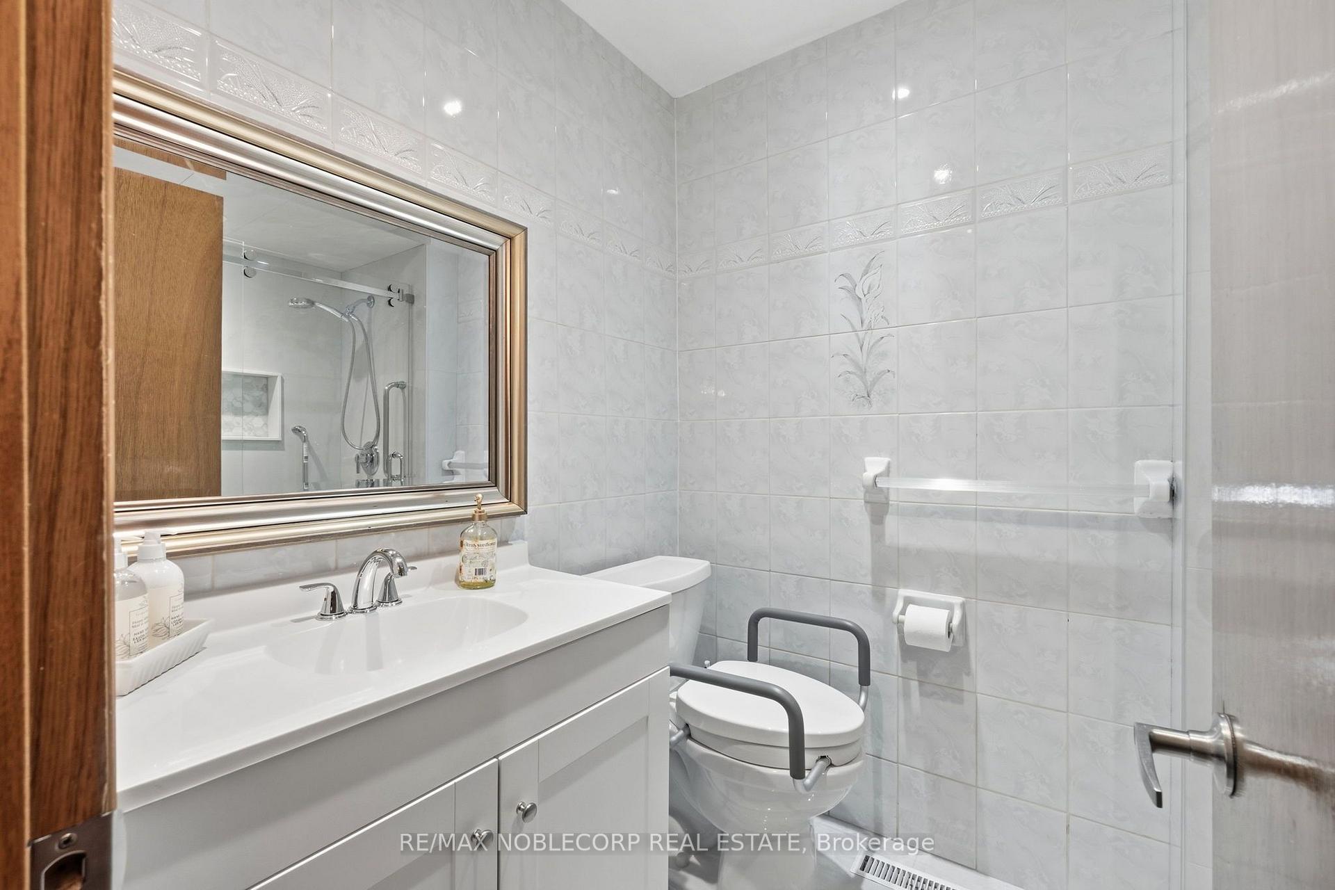 Photo 15 of 131 Yatescastle Drive, North York, Glenfield-Jane Heights — HOMEH