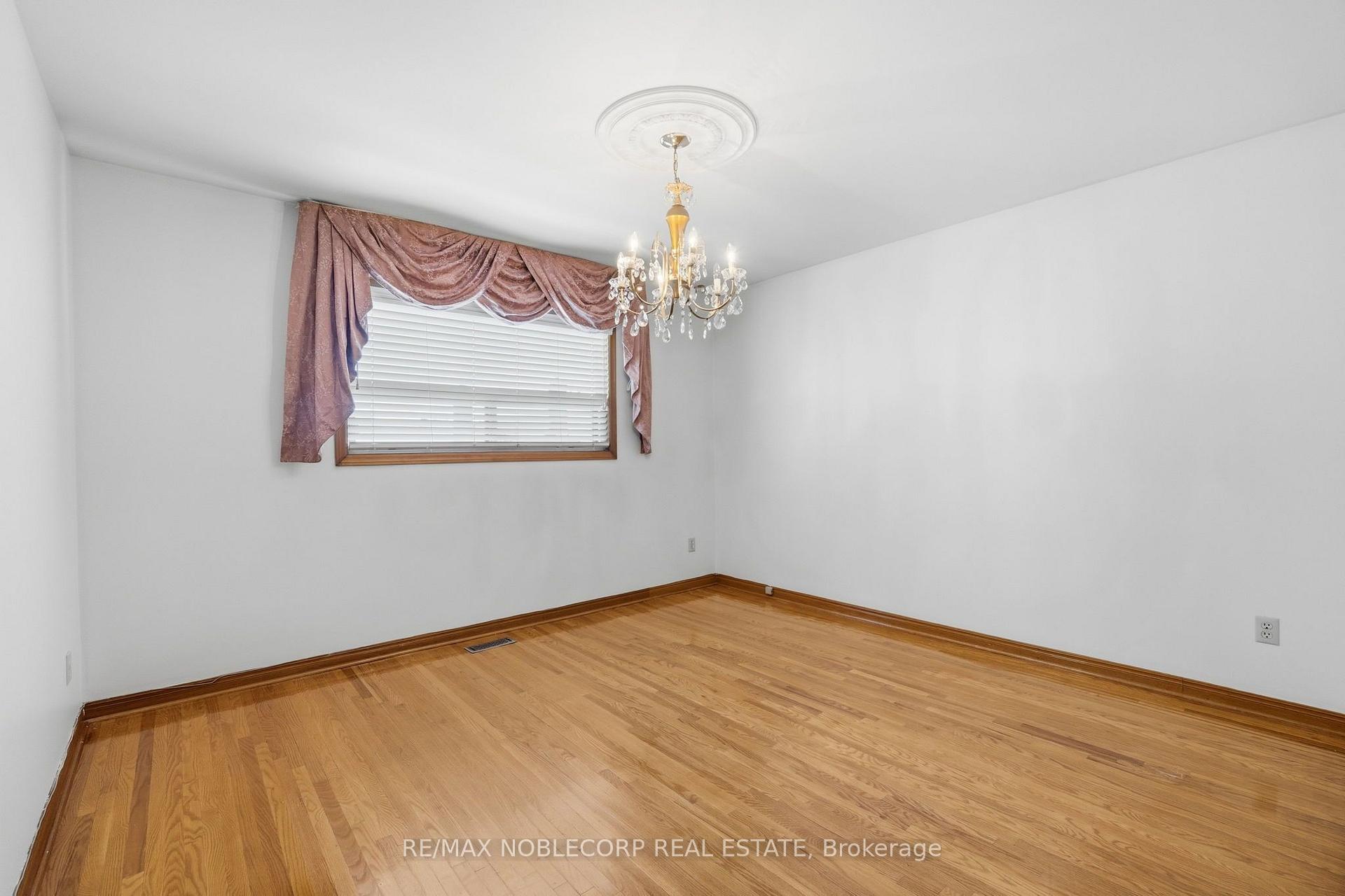 Photo 16 of 131 Yatescastle Drive, North York, Glenfield-Jane Heights — HOMEH