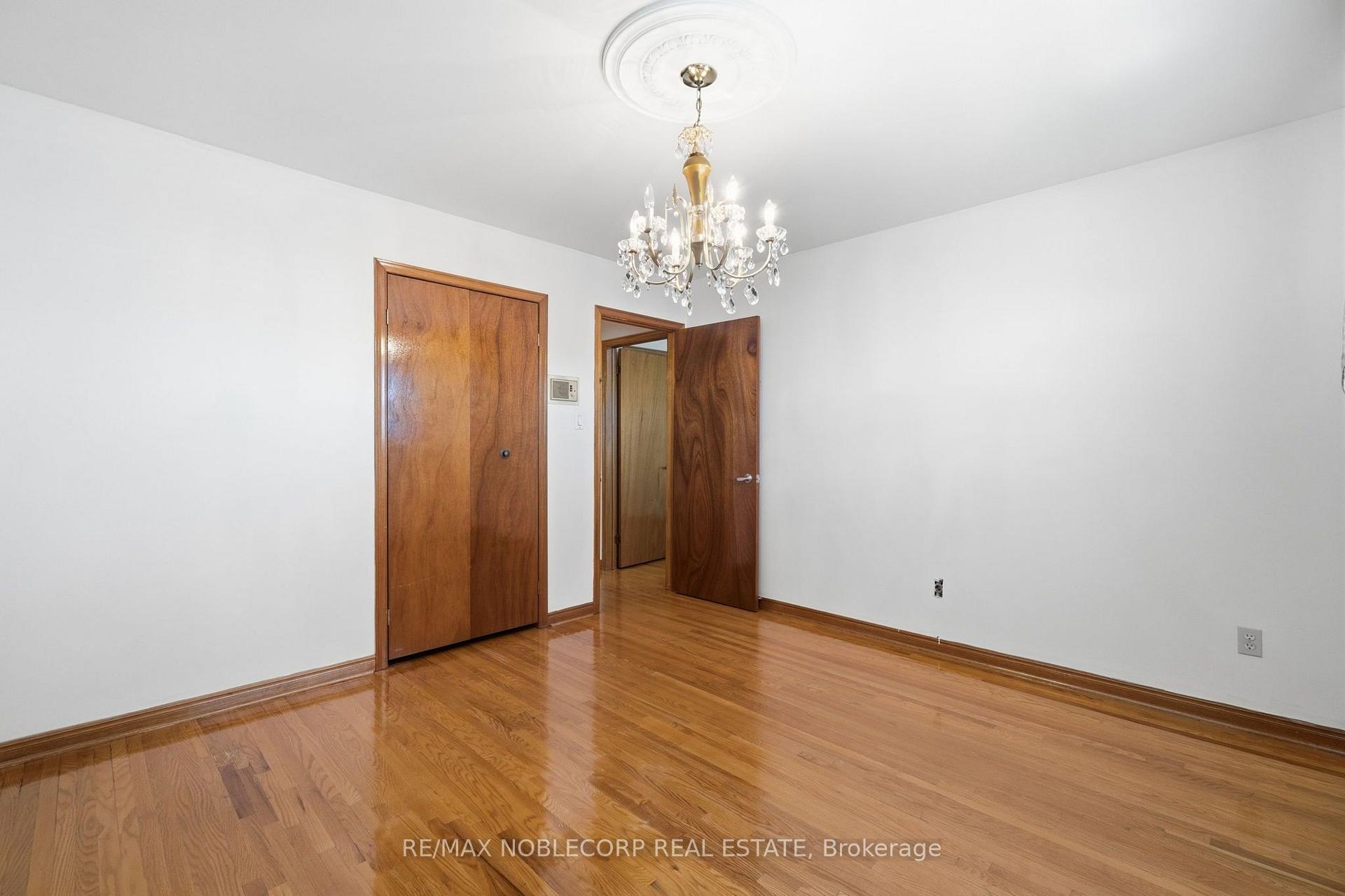 Photo 17 of 131 Yatescastle Drive, North York, Glenfield-Jane Heights — HOMEH
