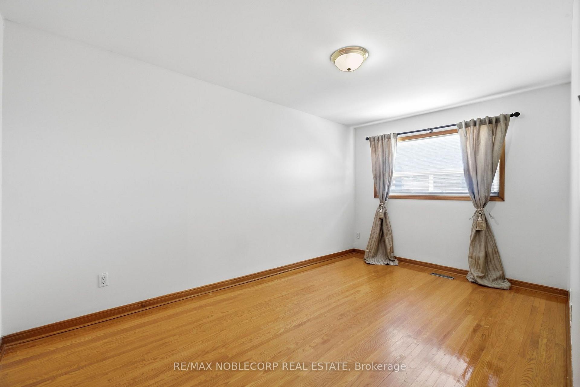 Photo 18 of 131 Yatescastle Drive, North York, Glenfield-Jane Heights — HOMEH