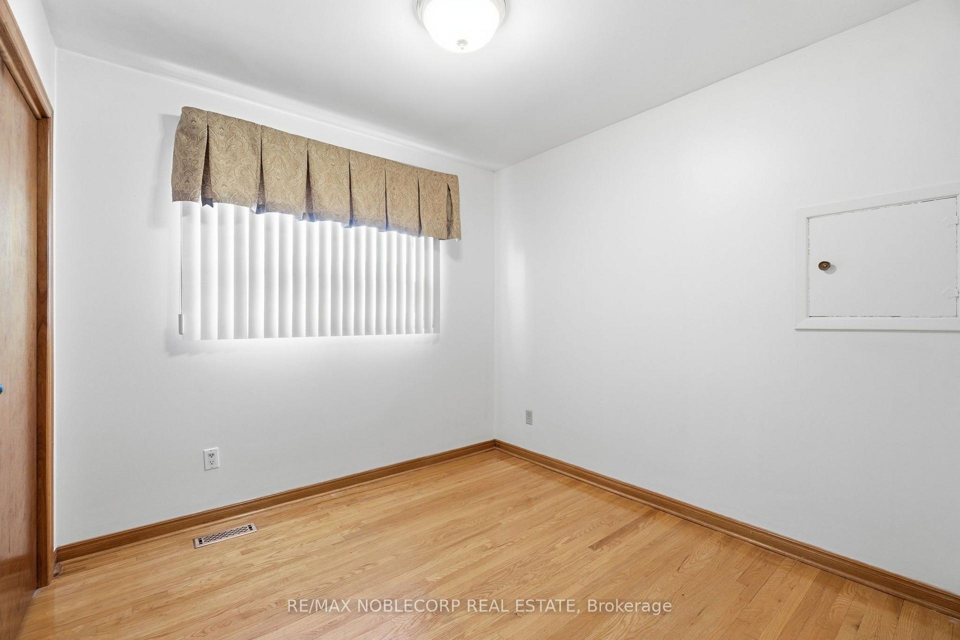 Photo 19 of 131 Yatescastle Drive, North York, Glenfield-Jane Heights — HOMEH