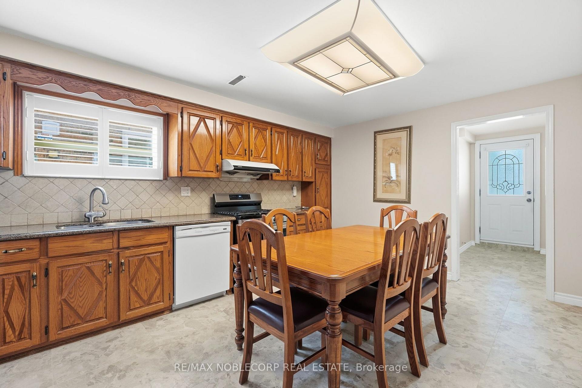 Photo 22 of 131 Yatescastle Drive, North York, Glenfield-Jane Heights — HOMEH