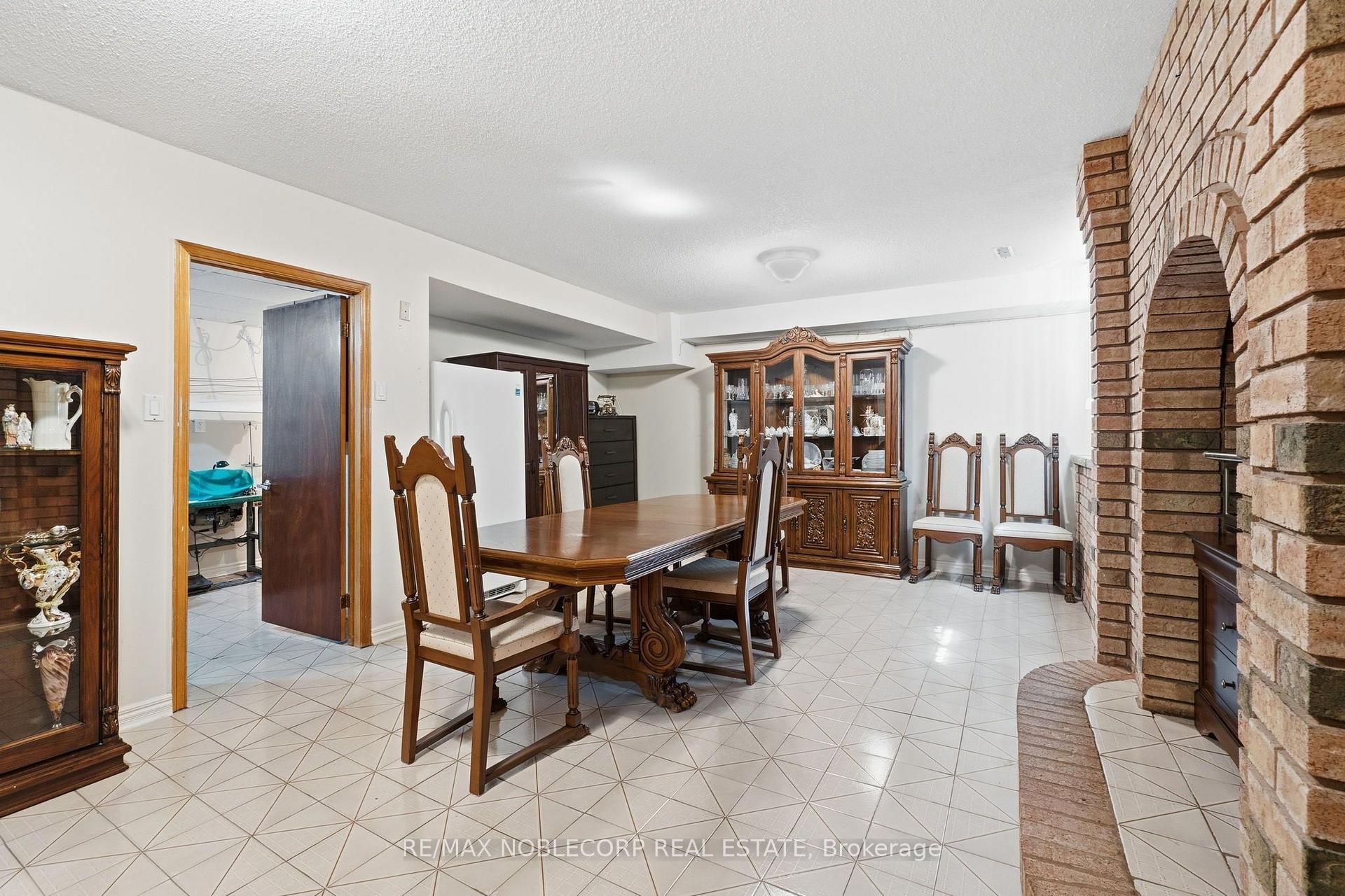 Photo 23 of 131 Yatescastle Drive, North York, Glenfield-Jane Heights — HOMEH
