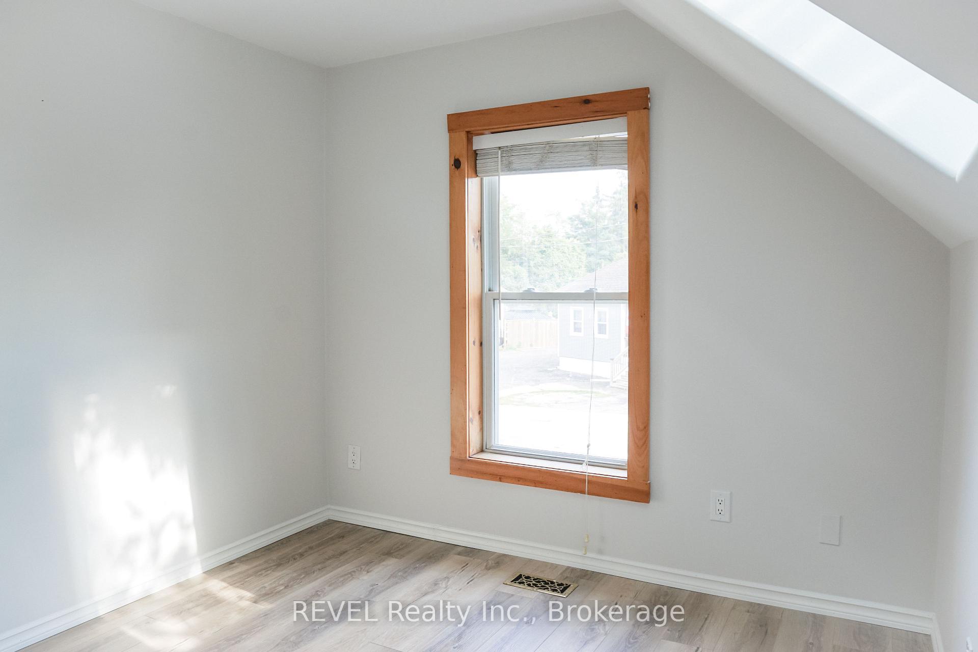 Photo 20 of 387 Glendale Avenue, St. Catharines, Secord Woods — HOMEH