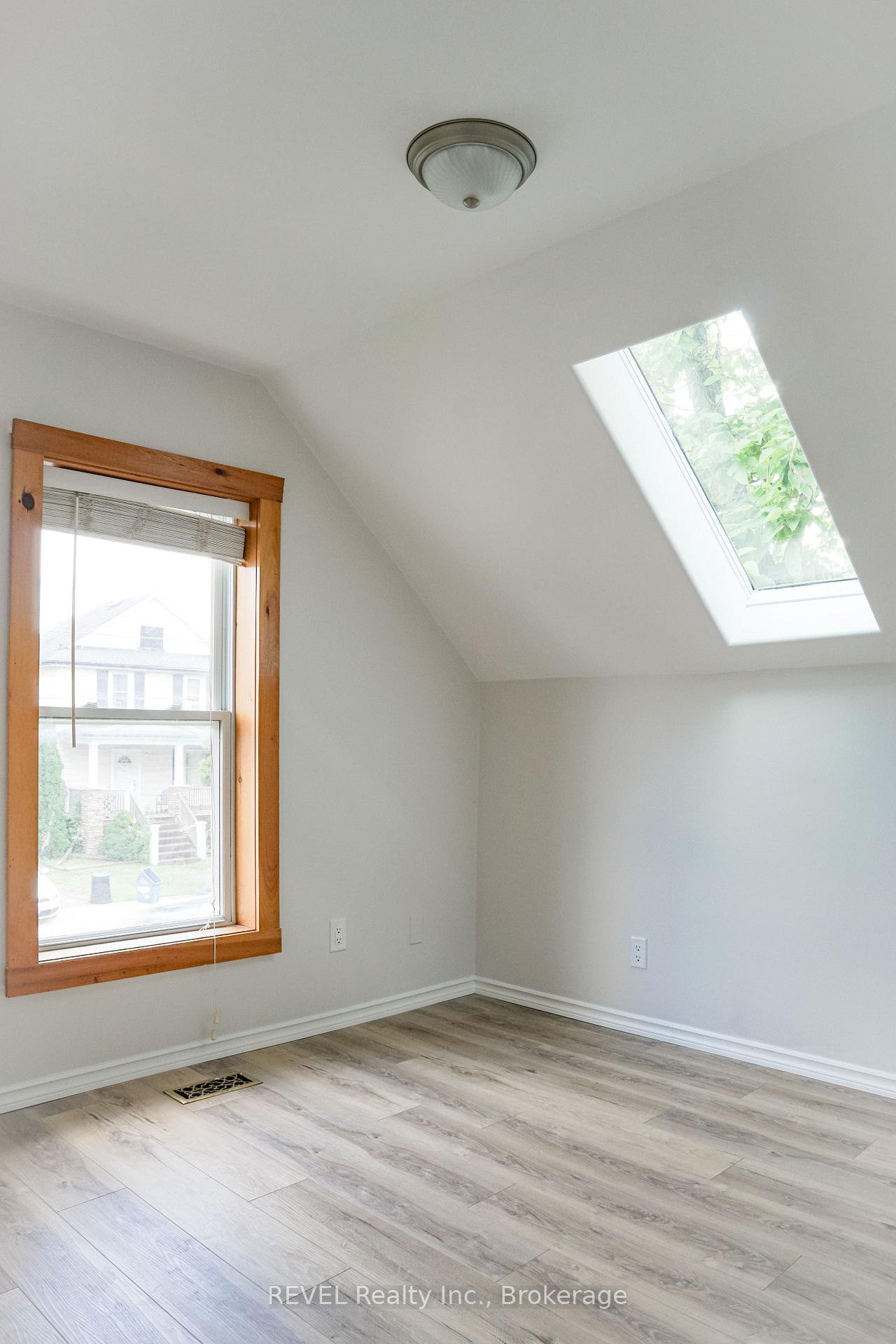 Photo 23 of 387 Glendale Avenue, St. Catharines, Secord Woods — HOMEH