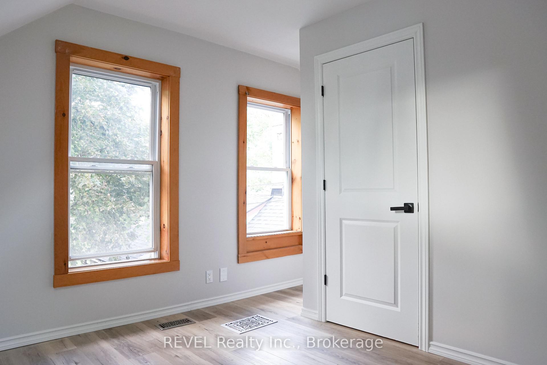 Photo 32 of 387 Glendale Avenue, St. Catharines, Secord Woods — HOMEH