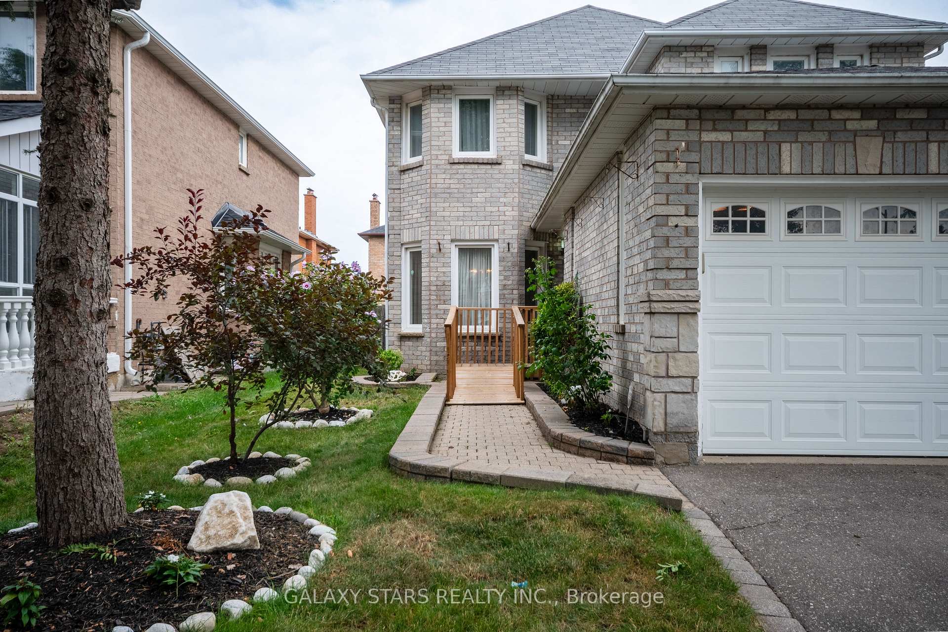 Photo 3 of 28 Claircrest Road, Markham, Middlefield — HOMEH