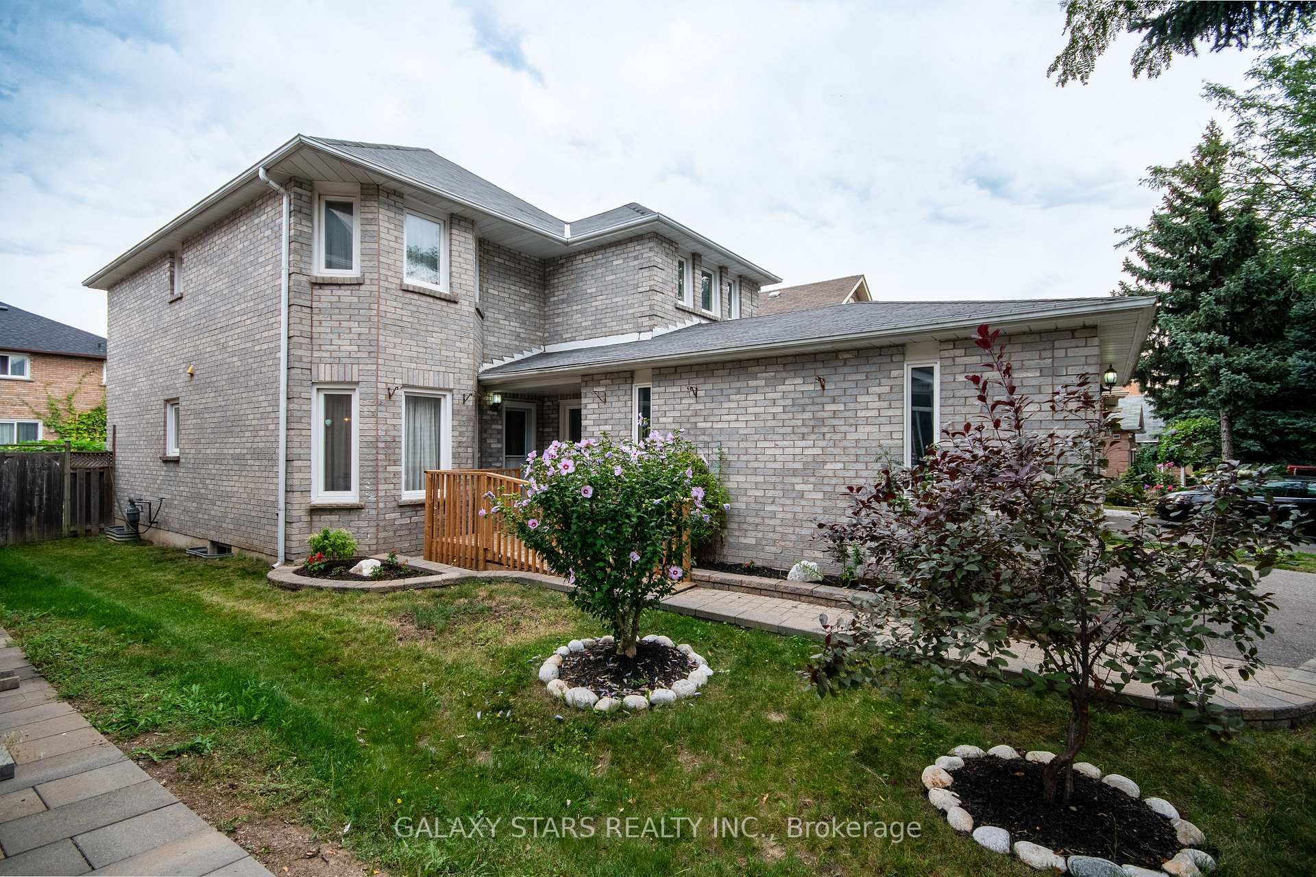 Photo 4 of 28 Claircrest Road, Markham, Middlefield — HOMEH