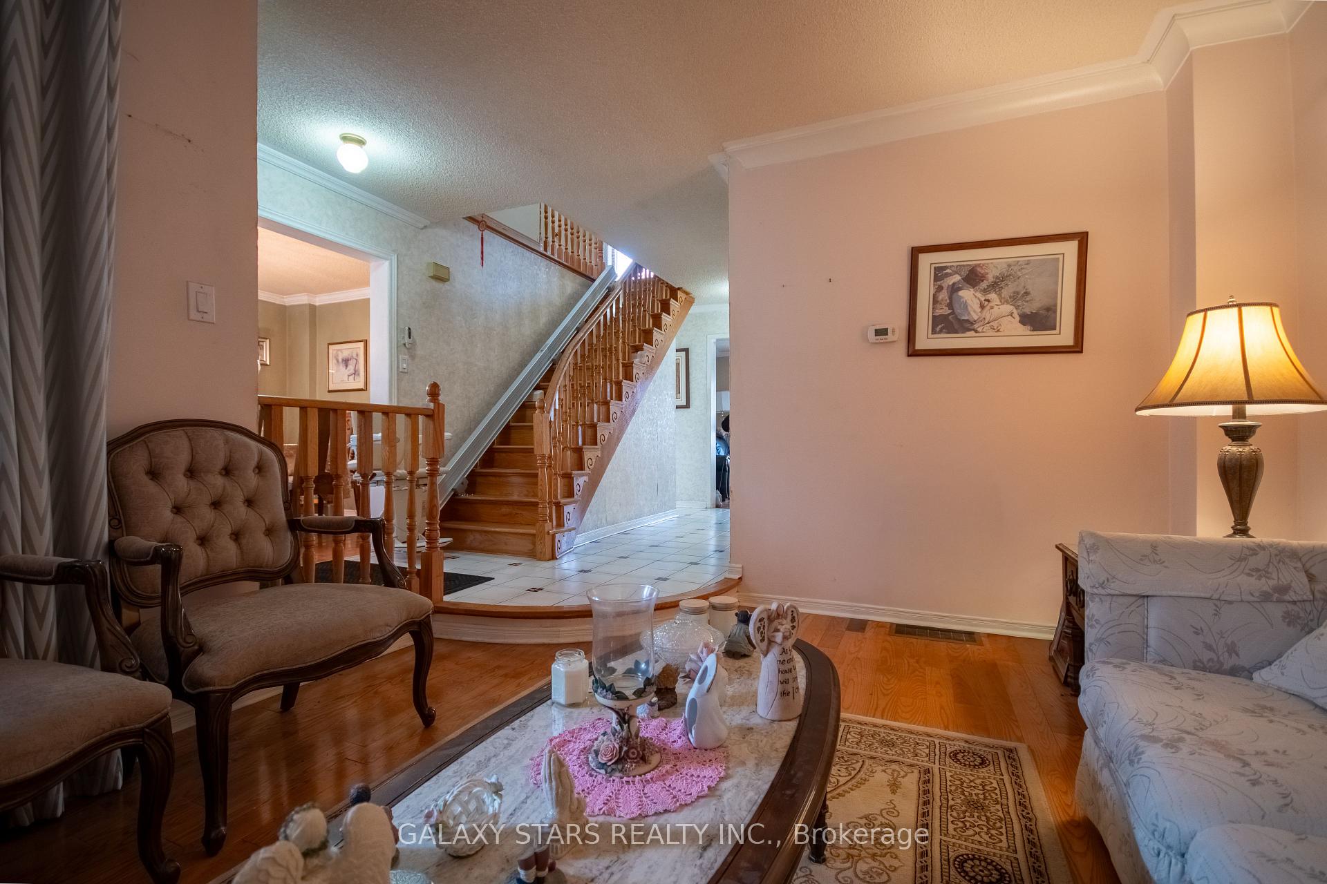 Photo 10 of 28 Claircrest Road, Markham, Middlefield — HOMEH