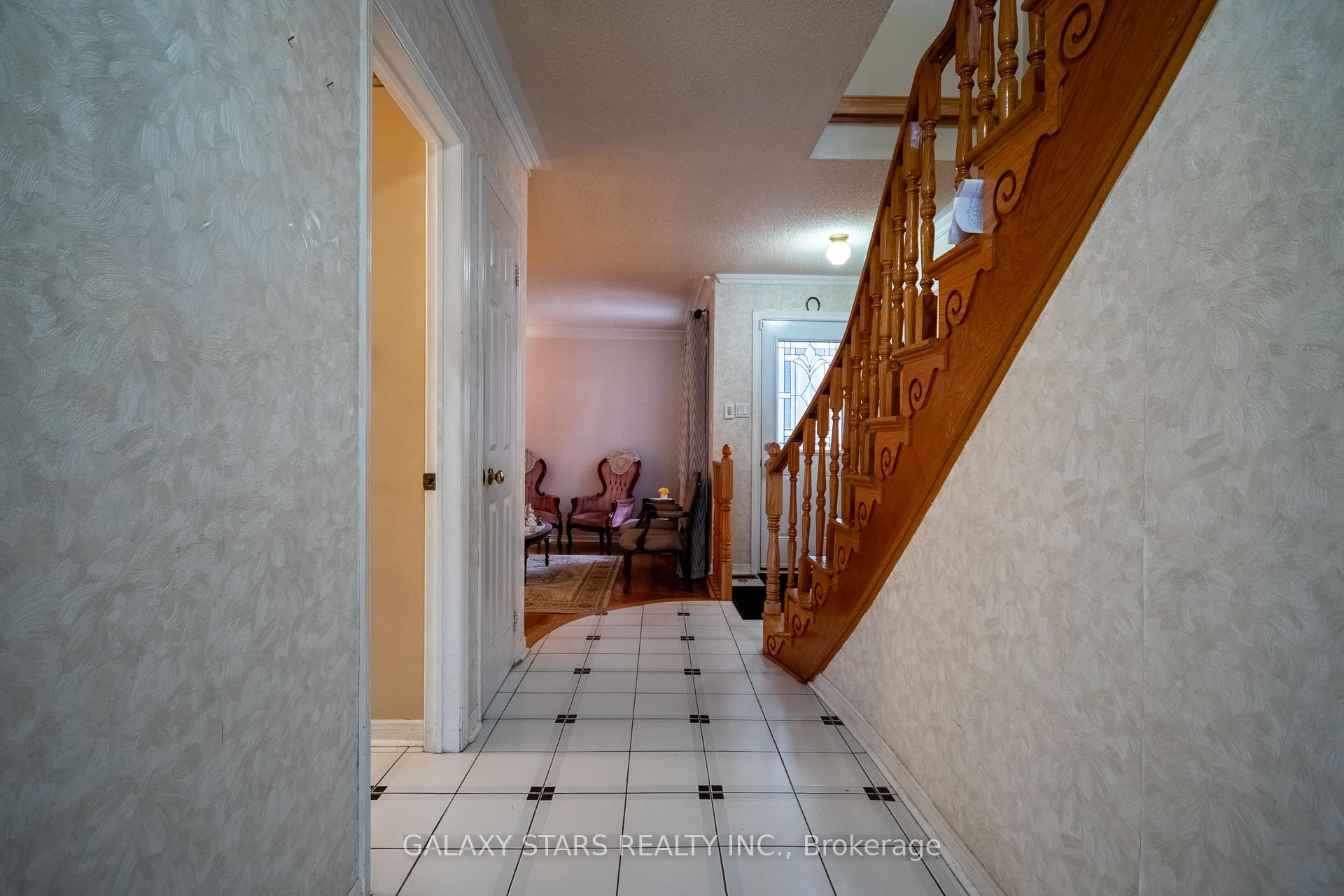 Photo 13 of 28 Claircrest Road, Markham, Middlefield — HOMEH