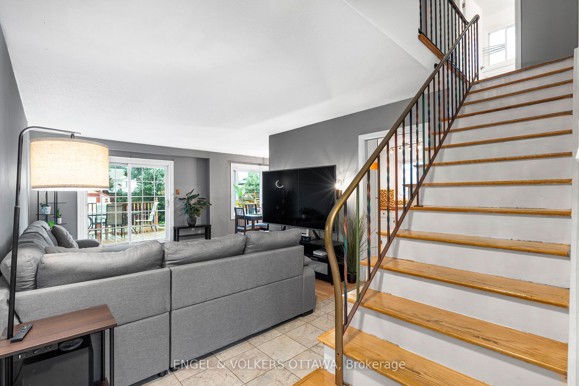 Photo 6 of 10 Estelle Crescent, Ottawa, Sheahan Estates/Trend Village — HOMEH