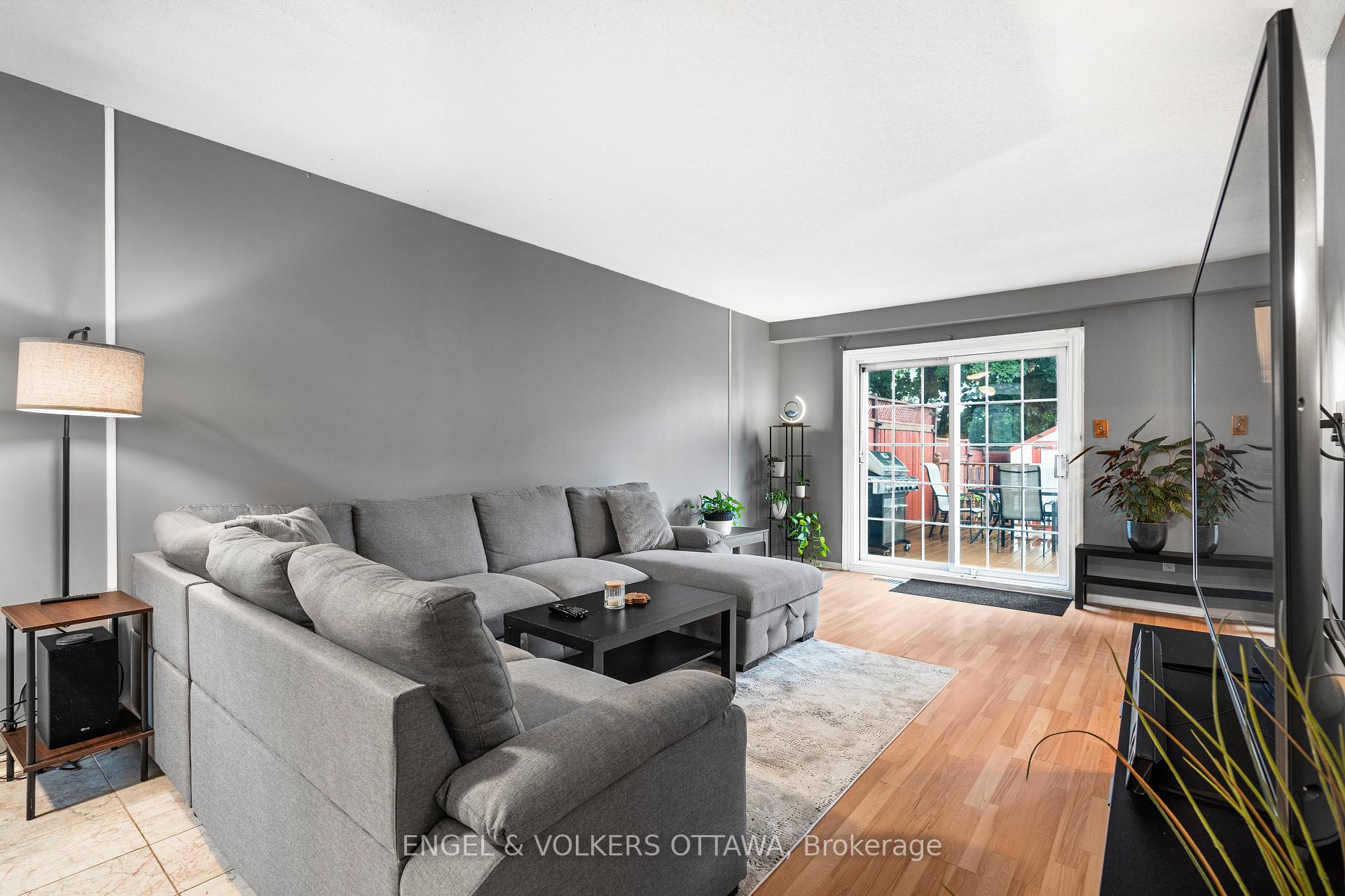 Photo 8 of 10 Estelle Crescent, Ottawa, Sheahan Estates/Trend Village — HOMEH