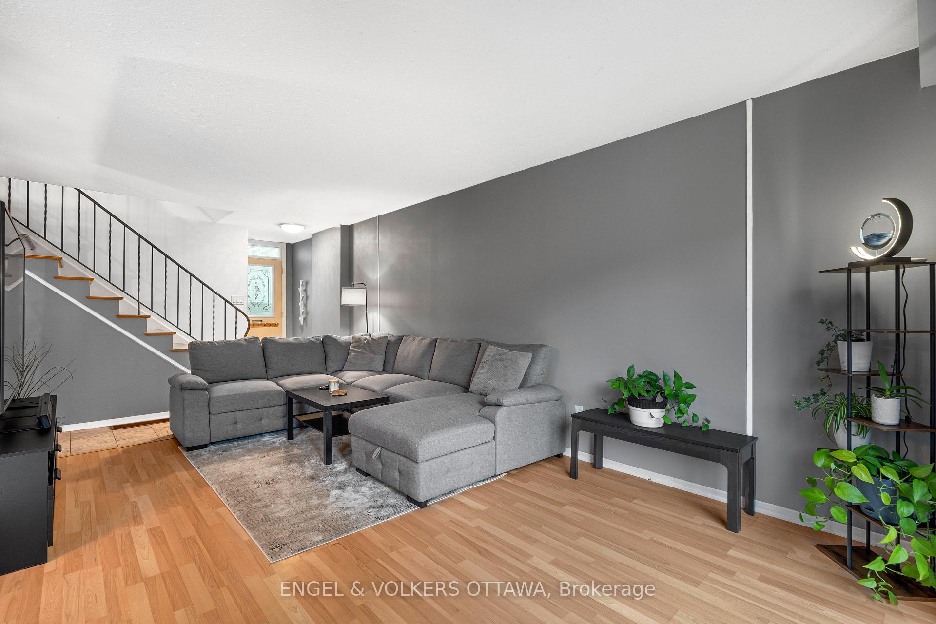 Photo 9 of 10 Estelle Crescent, Ottawa, Sheahan Estates/Trend Village — HOMEH