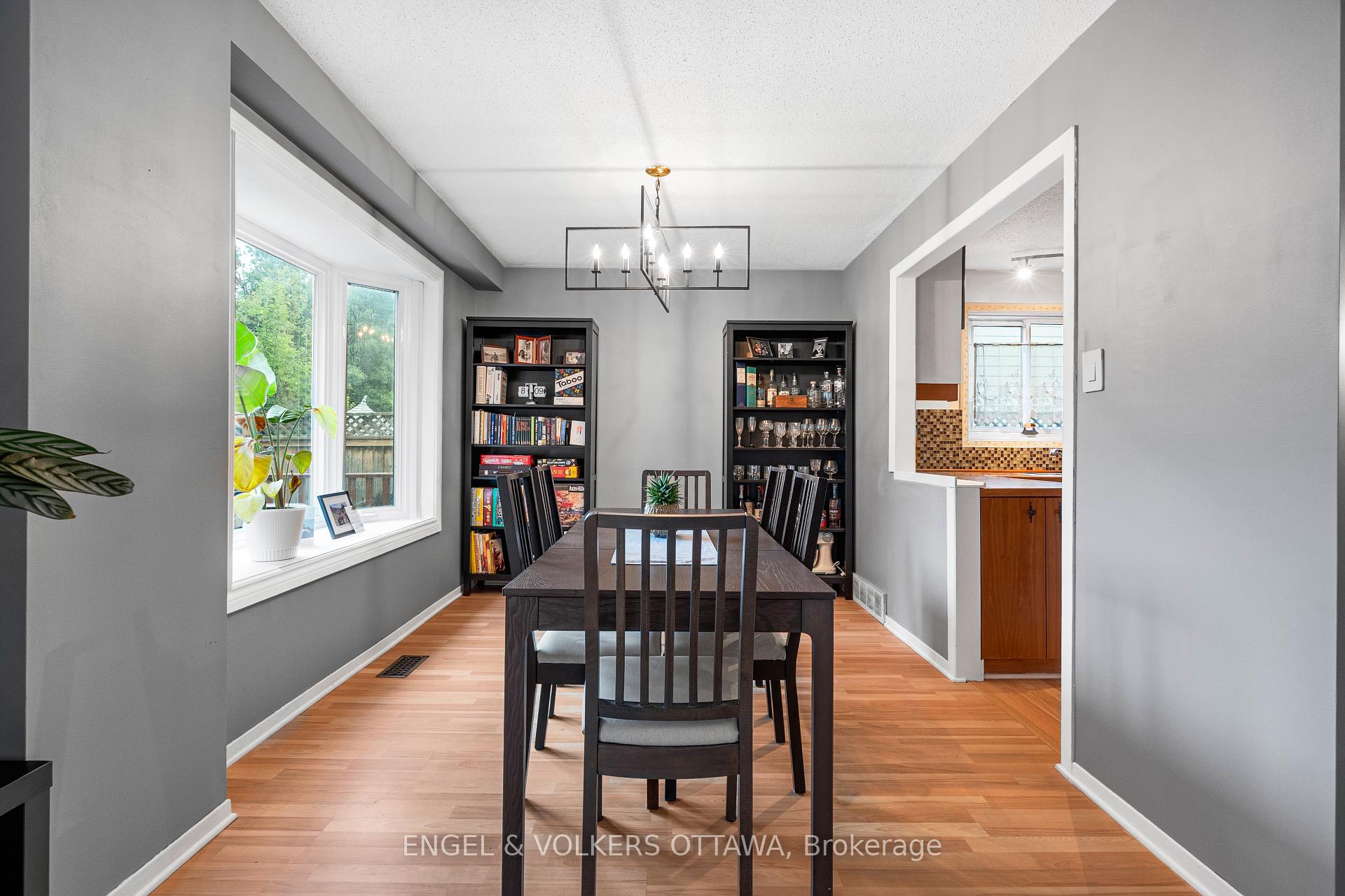 Photo 14 of 10 Estelle Crescent, Ottawa, Sheahan Estates/Trend Village — HOMEH