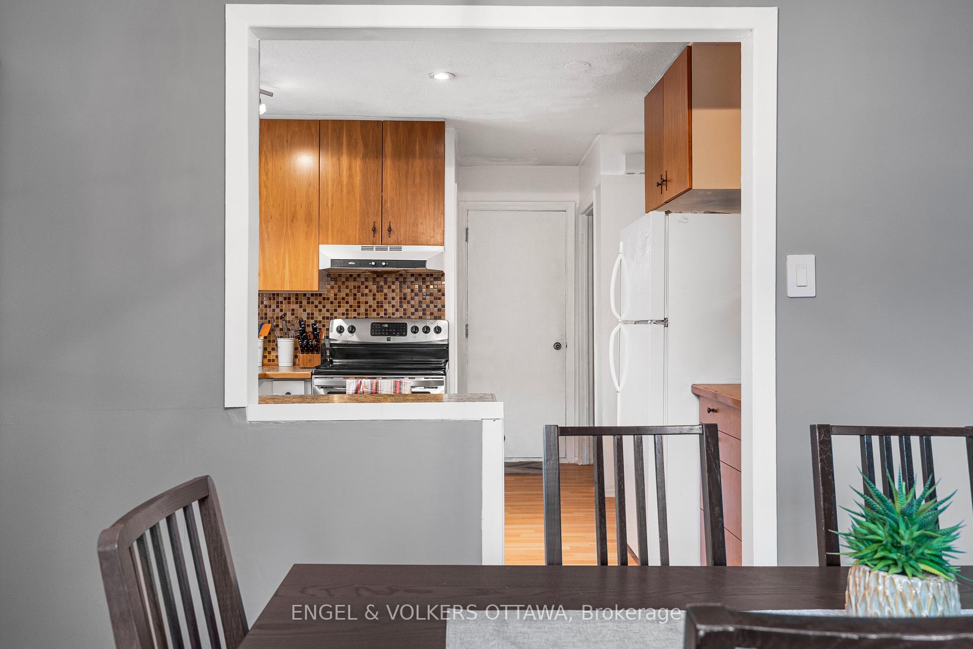 Photo 18 of 10 Estelle Crescent, Ottawa, Sheahan Estates/Trend Village — HOMEH