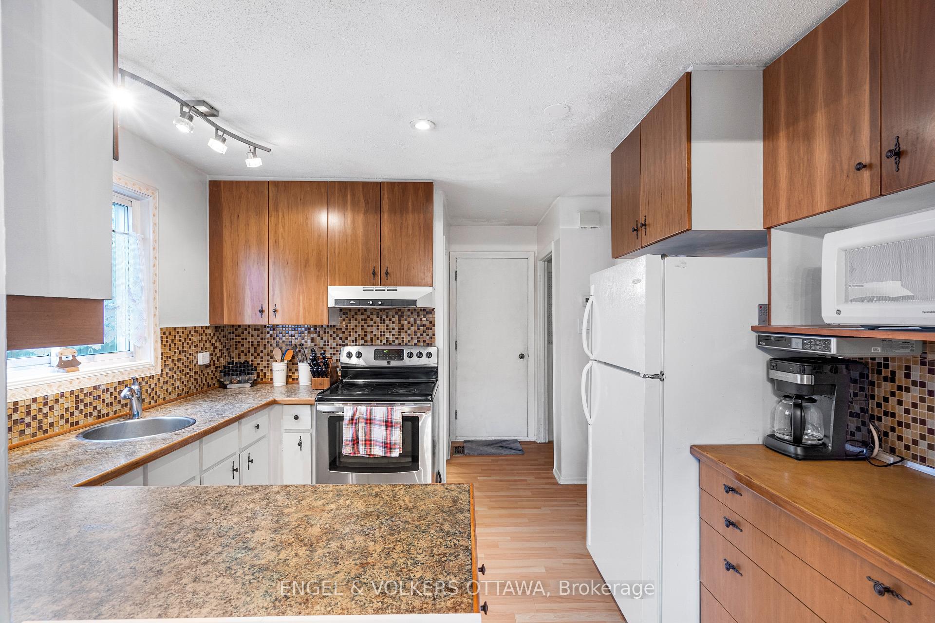 Photo 19 of 10 Estelle Crescent, Ottawa, Sheahan Estates/Trend Village — HOMEH