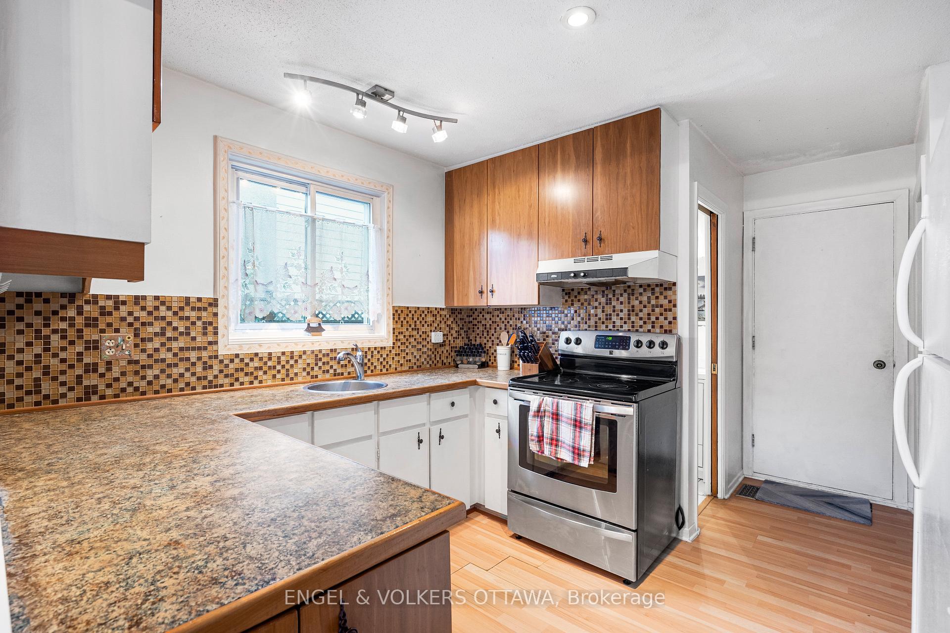 Photo 20 of 10 Estelle Crescent, Ottawa, Sheahan Estates/Trend Village — HOMEH