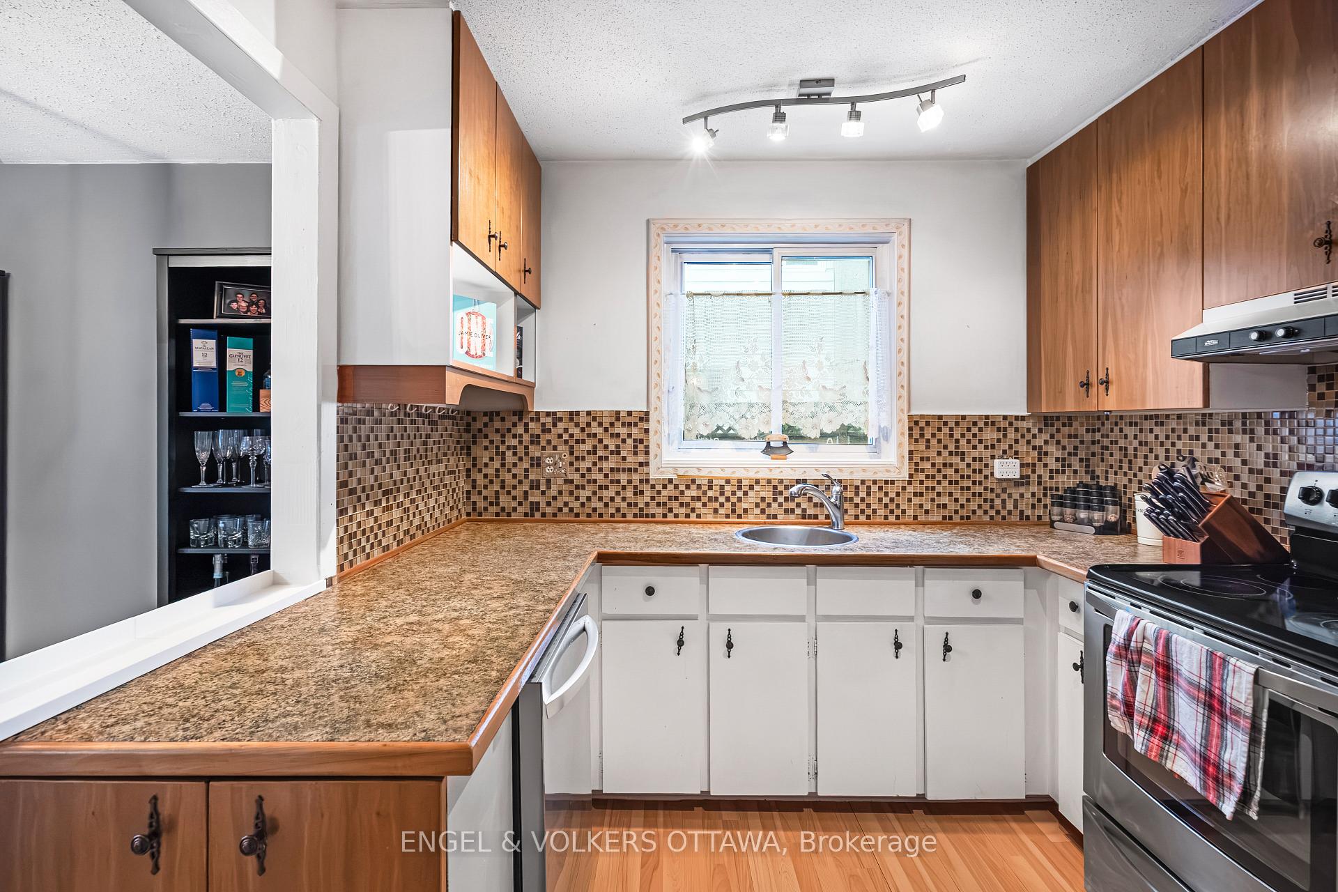 Photo 21 of 10 Estelle Crescent, Ottawa, Sheahan Estates/Trend Village — HOMEH