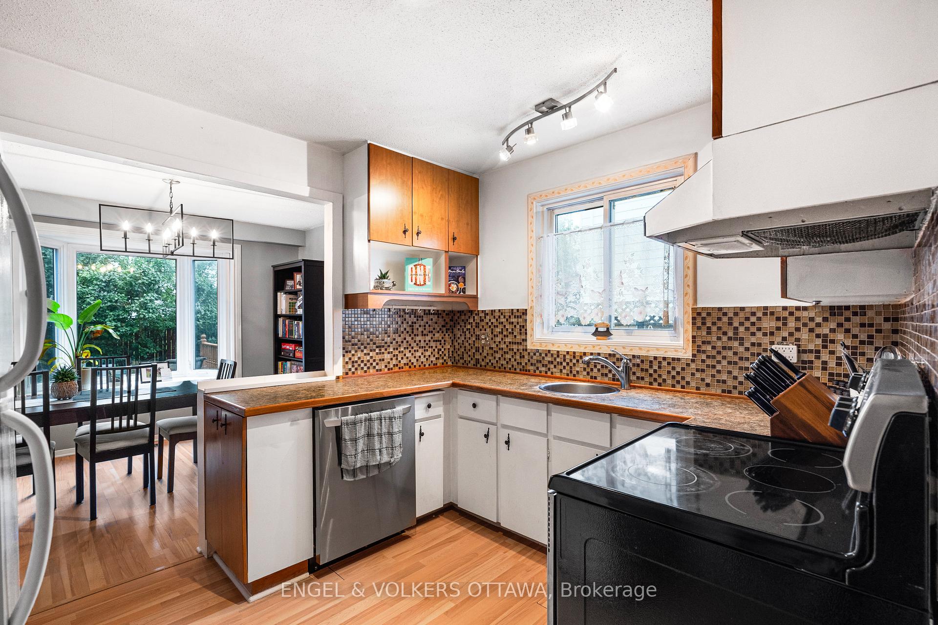 Photo 22 of 10 Estelle Crescent, Ottawa, Sheahan Estates/Trend Village — HOMEH