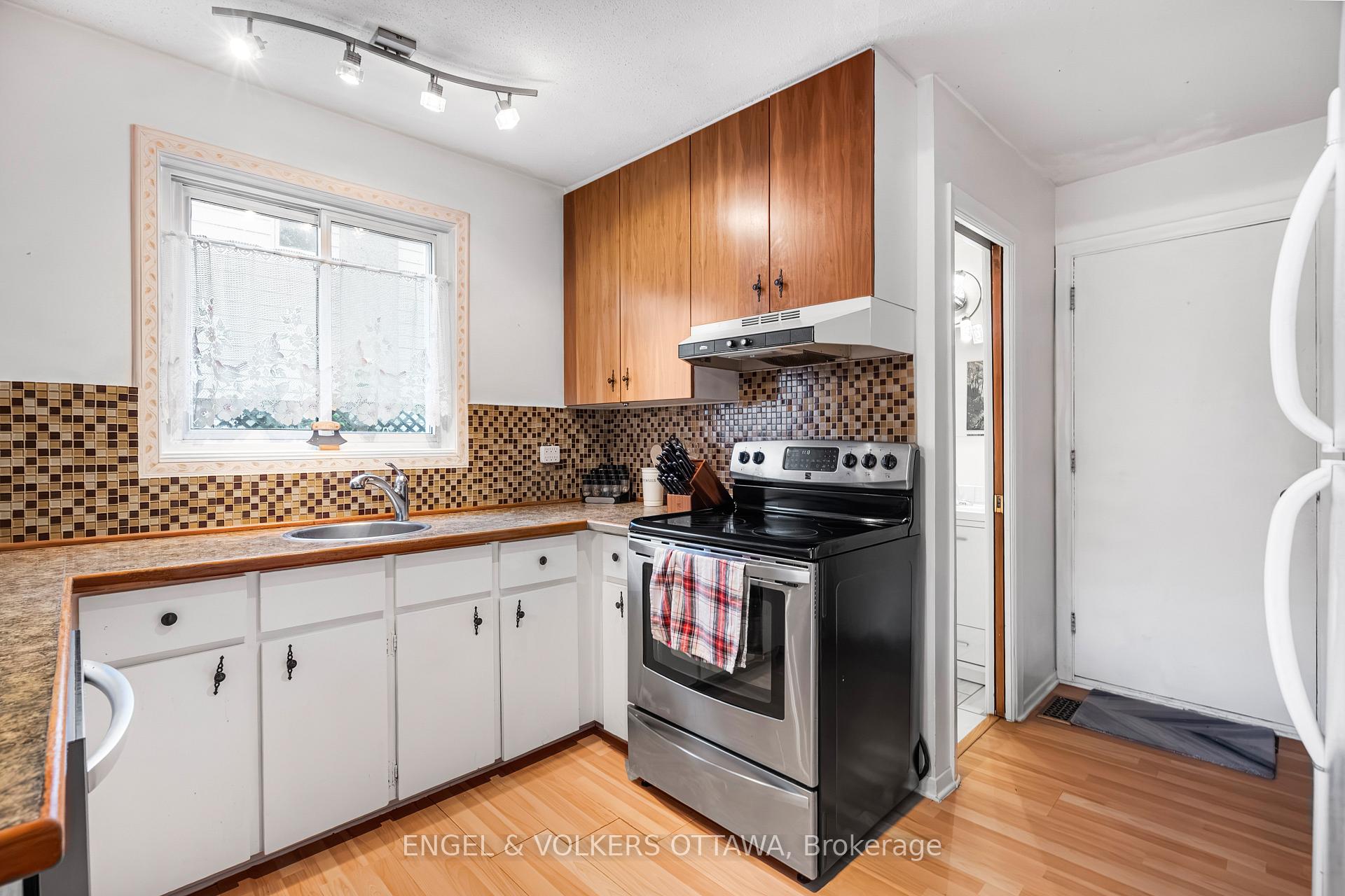 Photo 25 of 10 Estelle Crescent, Ottawa, Sheahan Estates/Trend Village — HOMEH