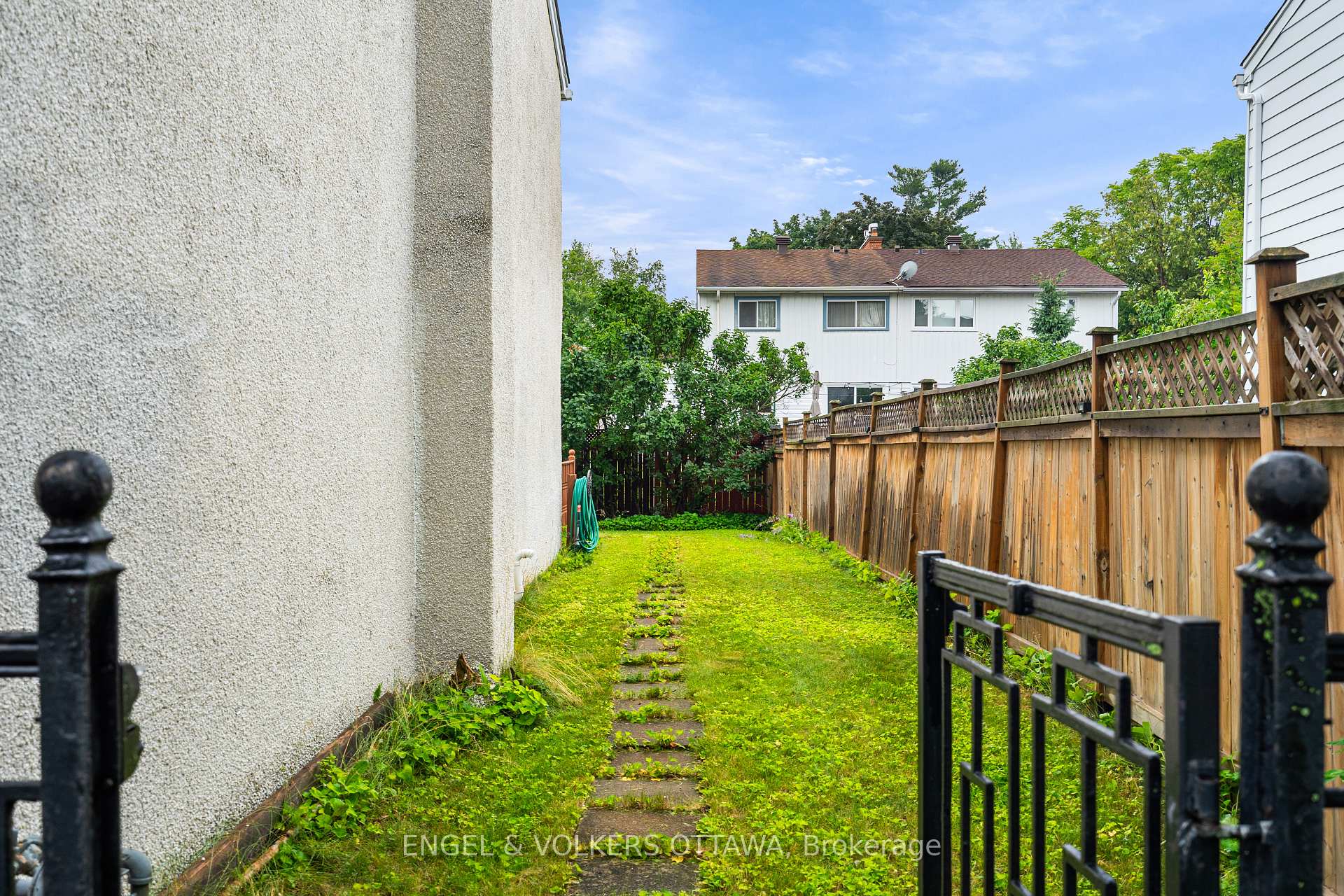 Photo 48 of 10 Estelle Crescent, Ottawa, Sheahan Estates/Trend Village — HOMEH