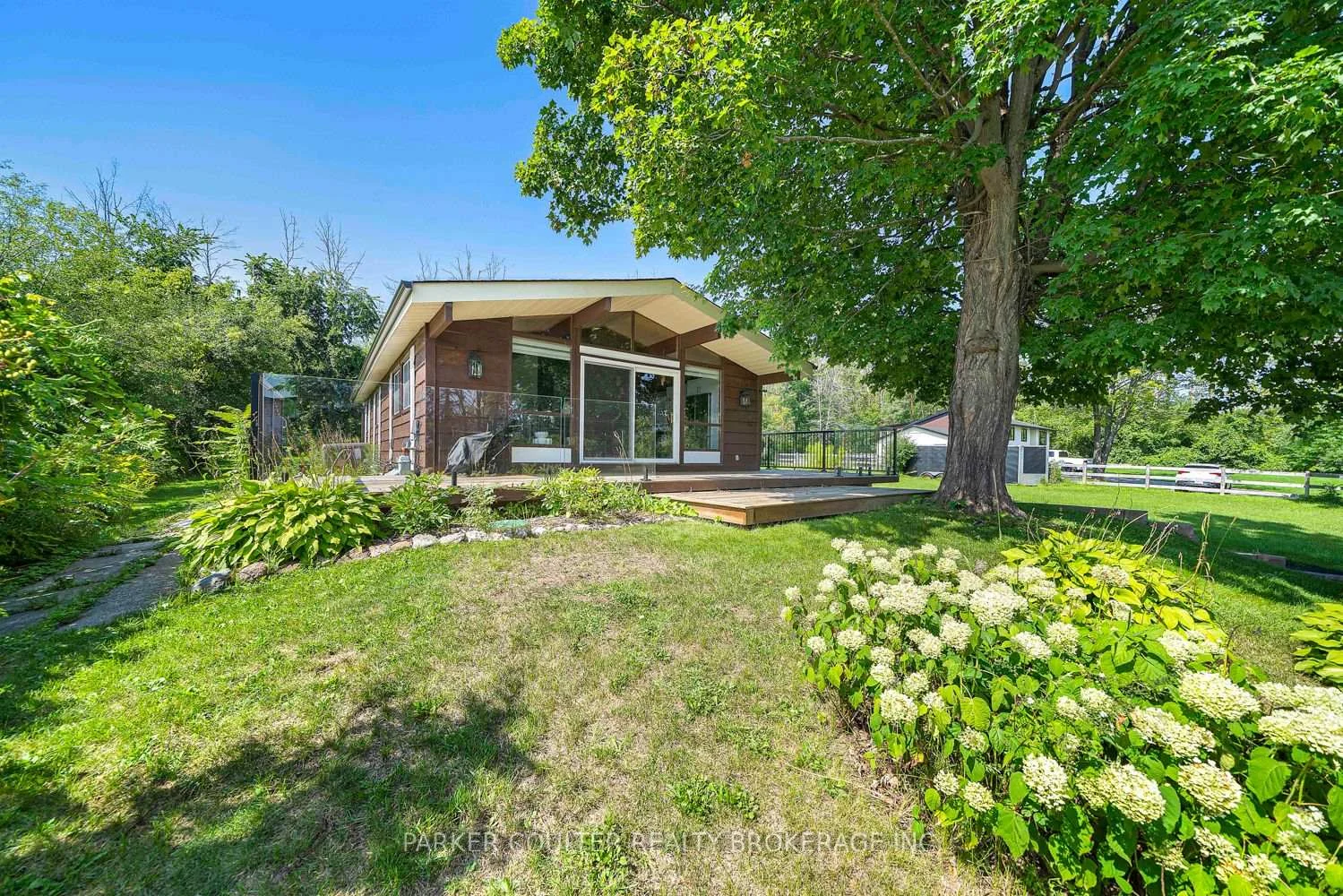 Front of 2238 Lakeshore Road E