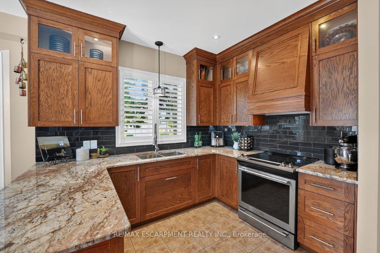 Photo 9 of 37 Hickory Crescent, Grimsby, Grimsby West — HOMEH