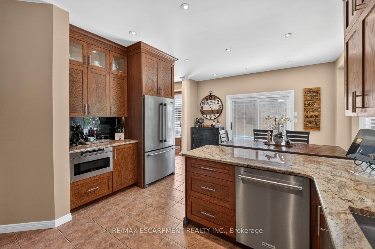 Photo 10 of 37 Hickory Crescent, Grimsby, Grimsby West — HOMEH