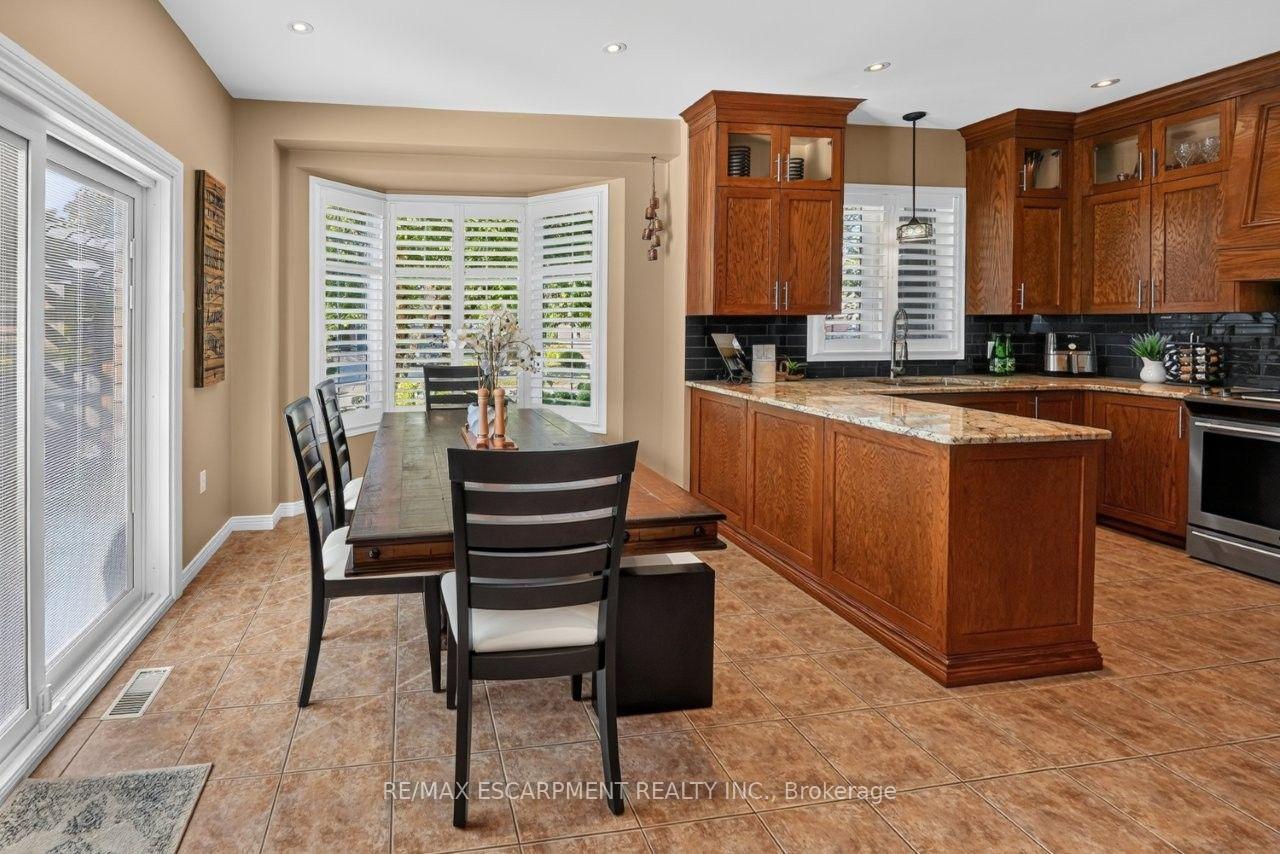 Photo 11 of 37 Hickory Crescent, Grimsby, Grimsby West — HOMEH