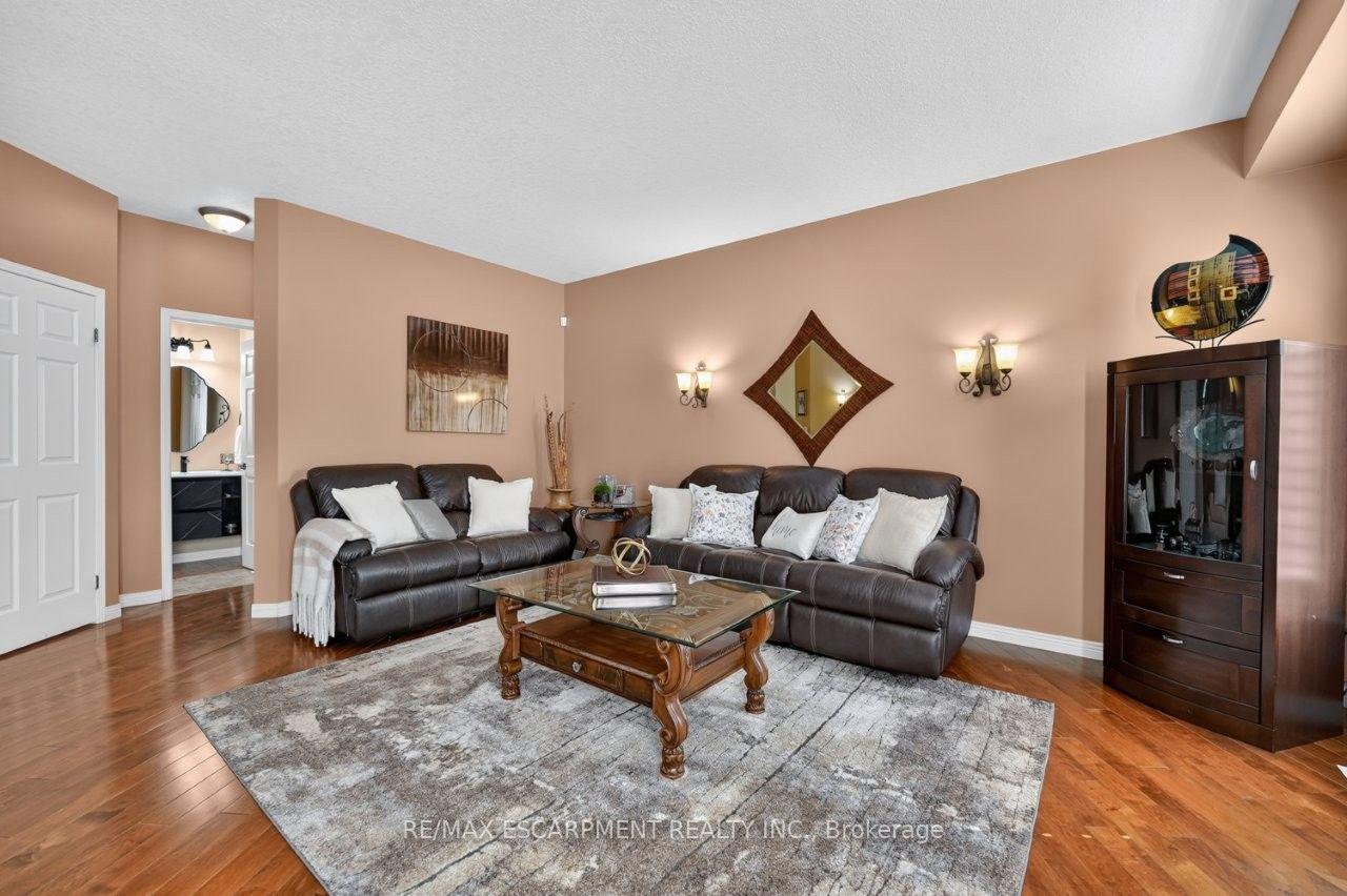 Photo 14 of 37 Hickory Crescent, Grimsby, Grimsby West — HOMEH
