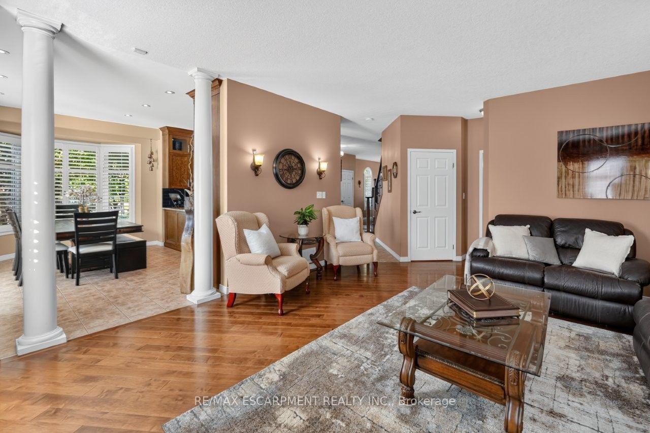 Photo 15 of 37 Hickory Crescent, Grimsby, Grimsby West — HOMEH