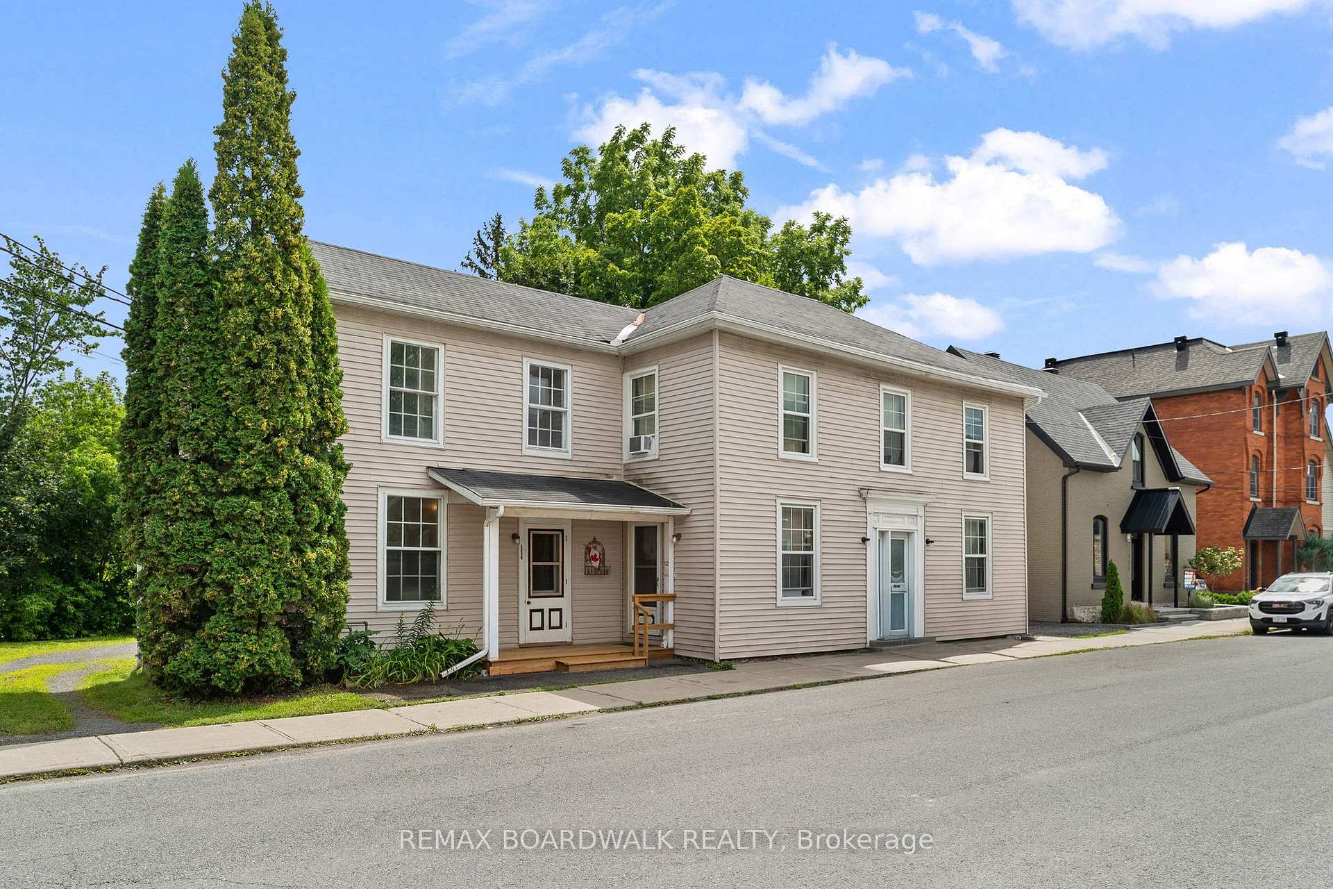 Photo of 110-114 Clothier Street E