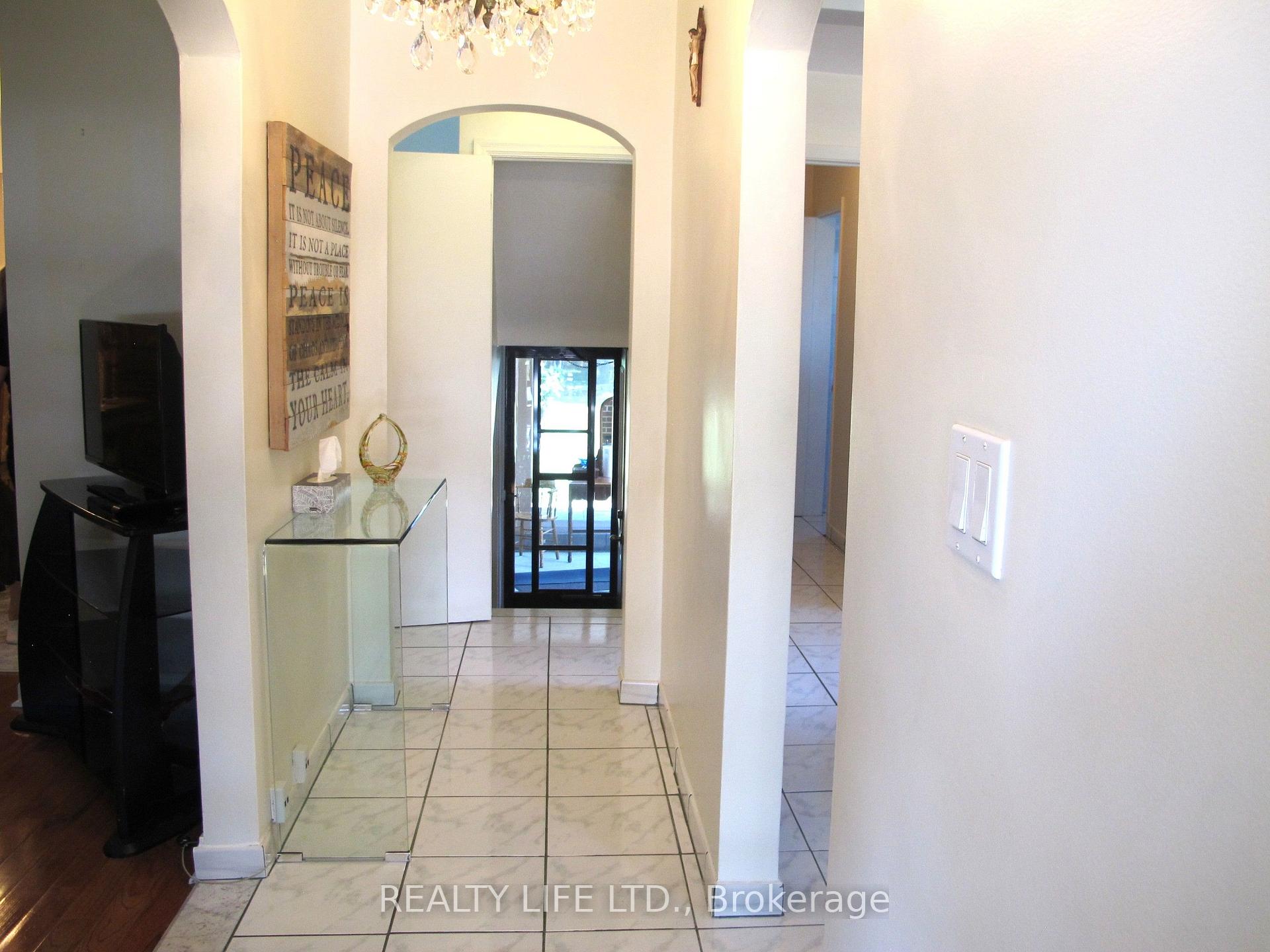 Photo 3 of 4 Rosalie Avenue, North York, Downsview-Roding-CFB — HOMEH