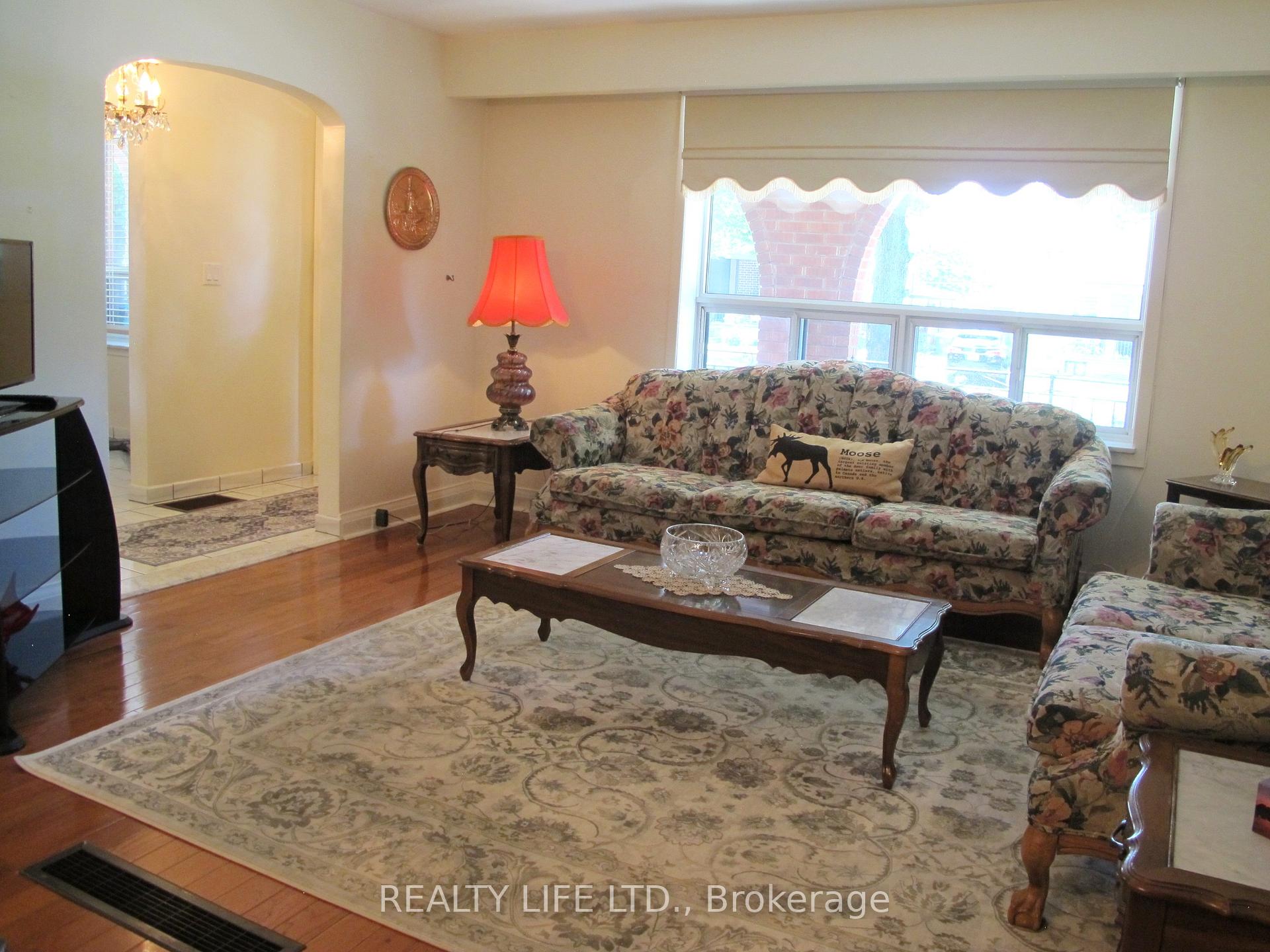 Photo 4 of 4 Rosalie Avenue, North York, Downsview-Roding-CFB — HOMEH