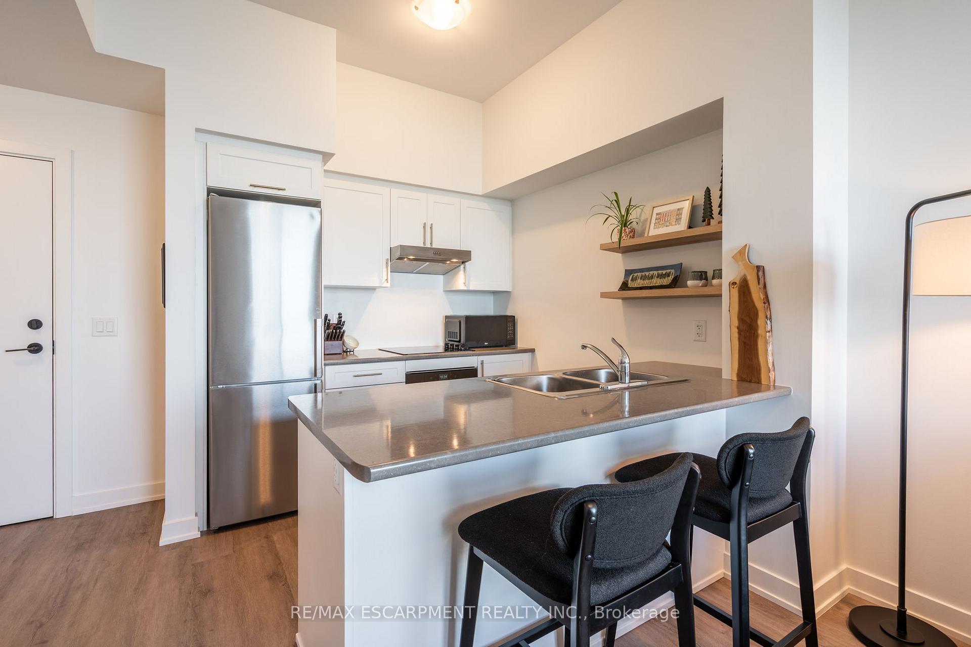 Photo 2 of Unit 613, 600 North Service Road, Hamilton, Lakeshore — HOMEH