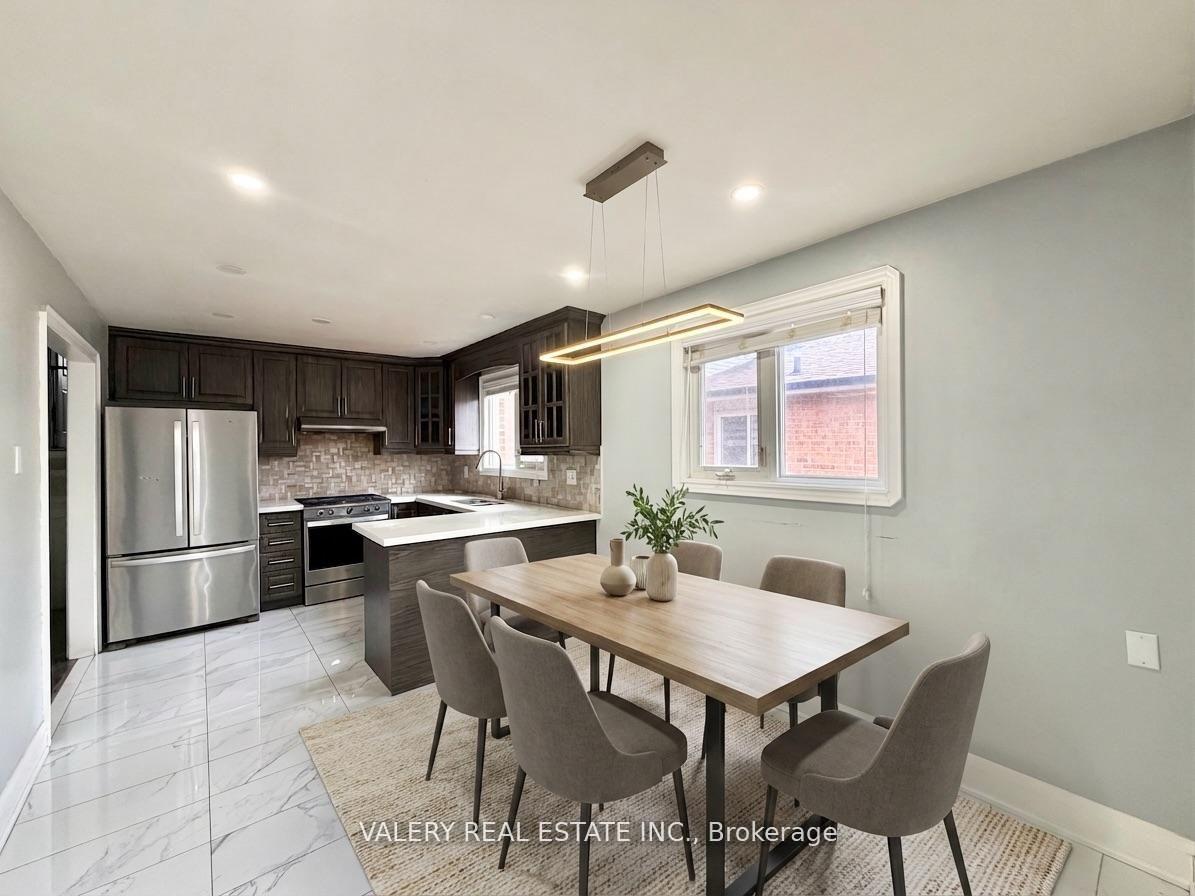 Photo 3 of 72 Dantek Court, Brampton, Brampton North — HOMEH