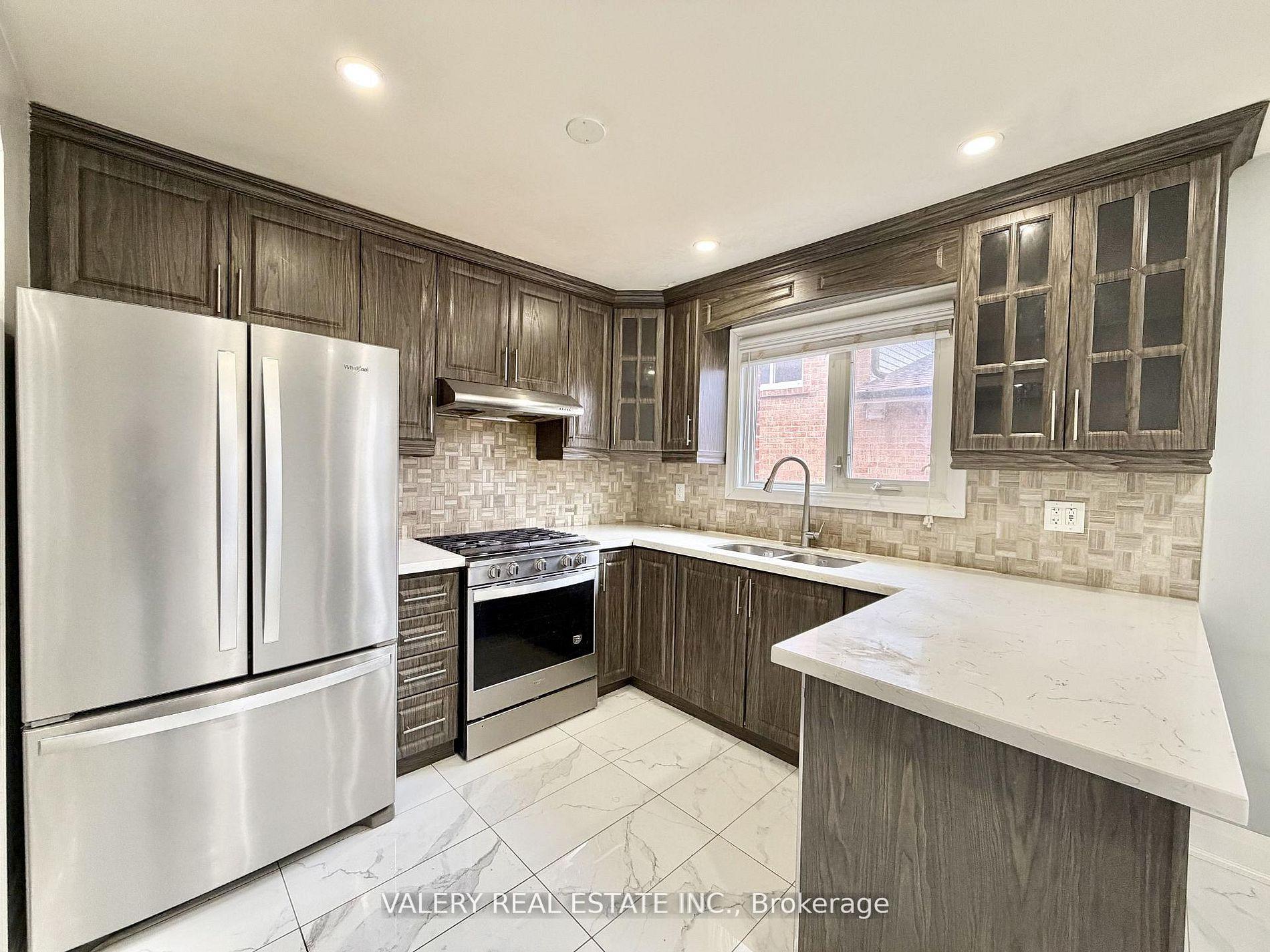 Photo 4 of 72 Dantek Court, Brampton, Brampton North — HOMEH