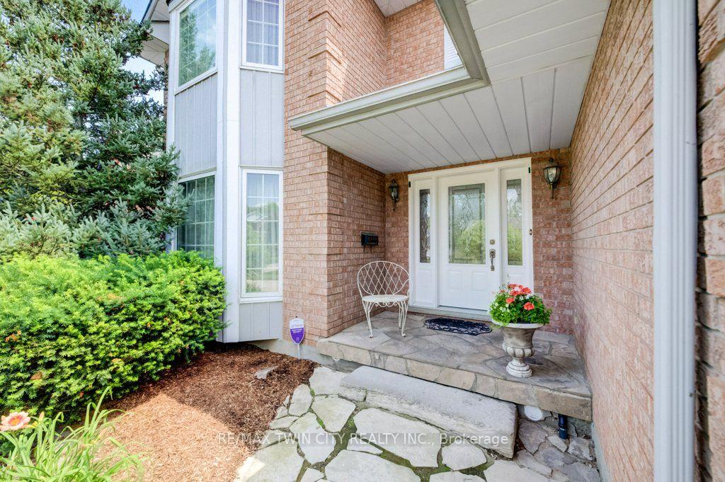 Photo 3 of 449 Knightsbridge Court, Waterloo, Upper Beechwood — HOMEH