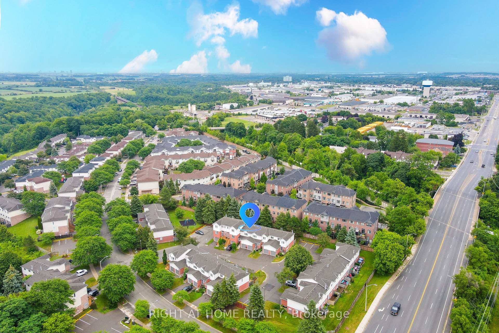 Photo 2 of 3 Beverly Lane, Halton Hills, Georgetown — HOMEH