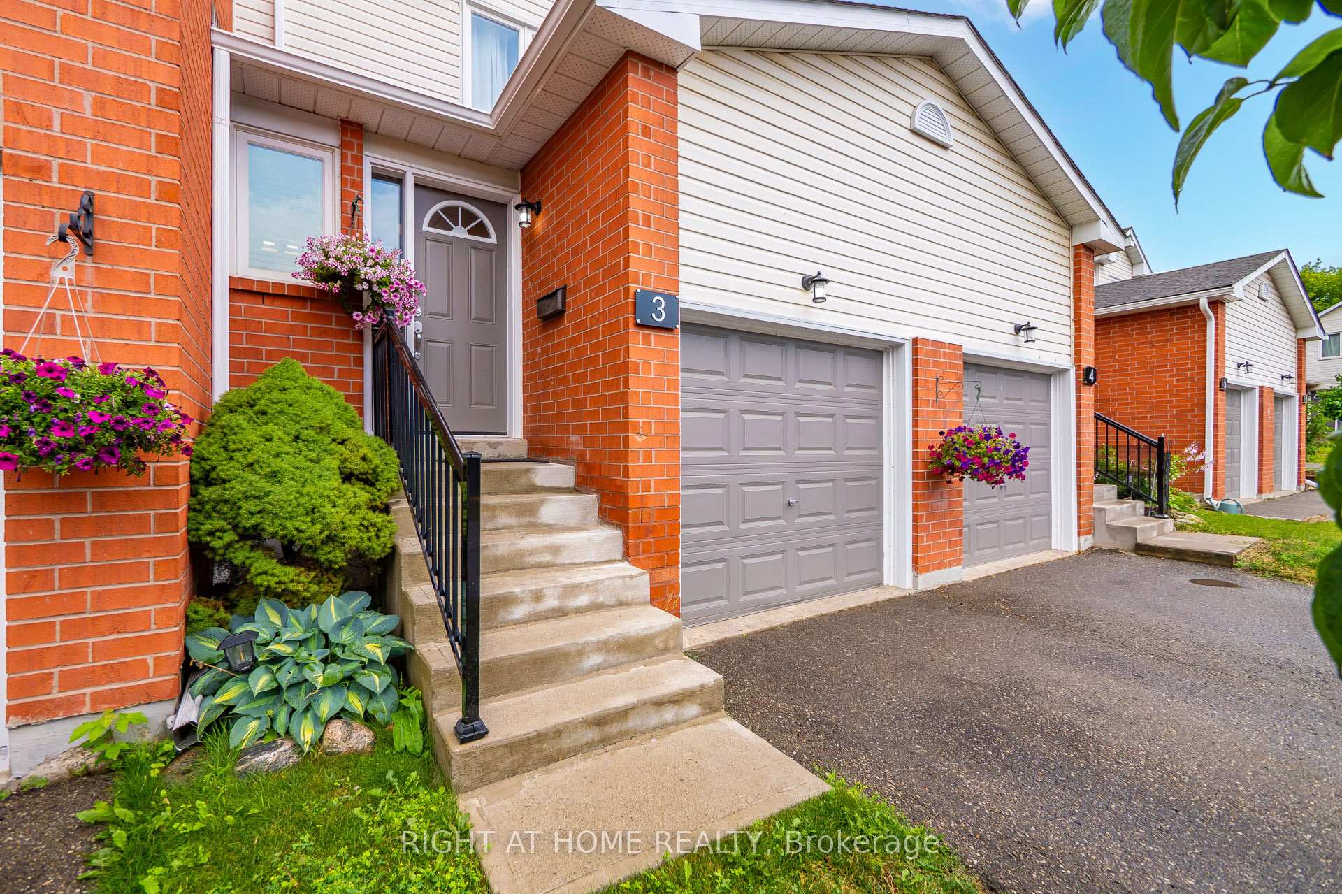 Photo 4 of 3 Beverly Lane, Halton Hills, Georgetown — HOMEH