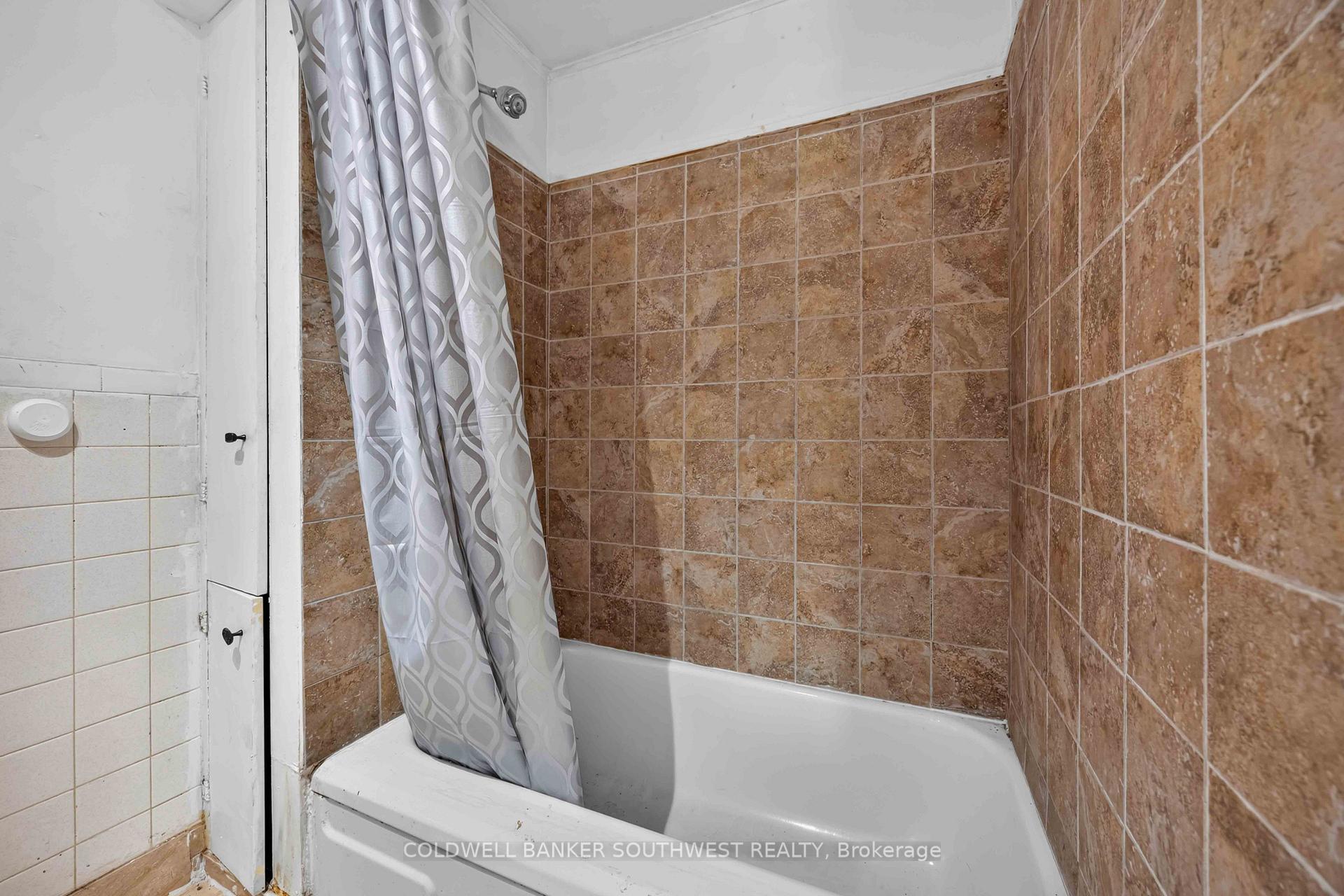 Photo 11 of 181 Campbell Street, Sarnia — HOMEH