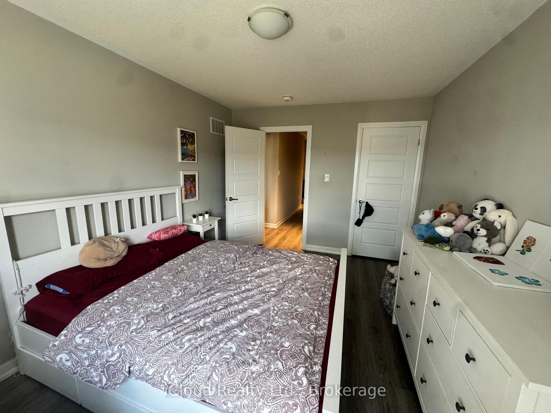 Photo 13 of 126 Burnhamthorpe Road E, Oakville, Glenorchy — HOMEH