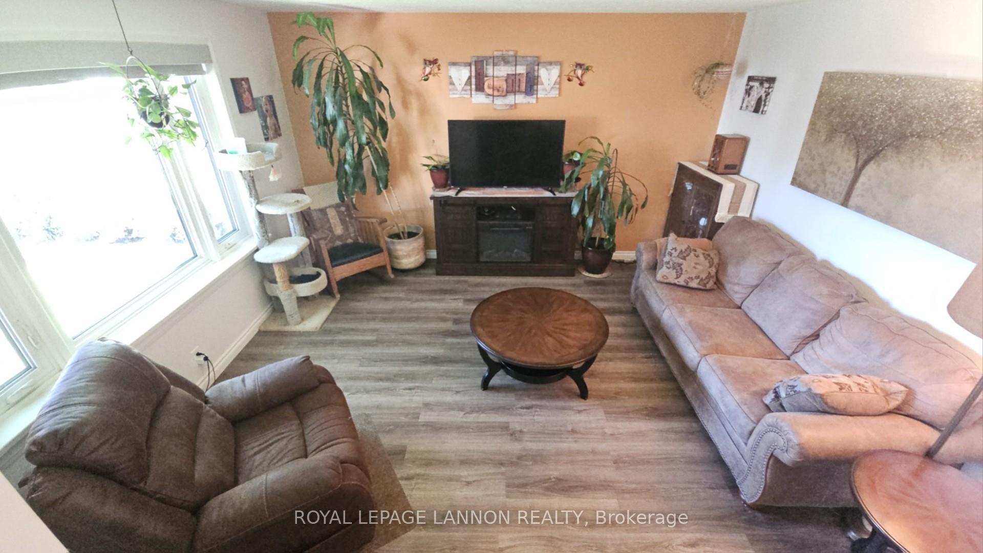 Photo 2 of 1820 Hamilton Avenue, Thunder Bay, Hyde Park — HOMEH