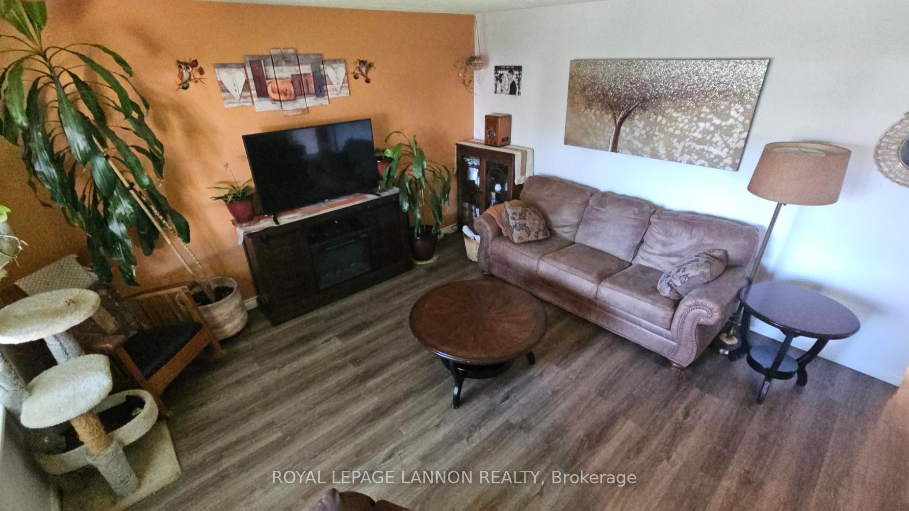Photo 3 of 1820 Hamilton Avenue, Thunder Bay, Hyde Park — HOMEH