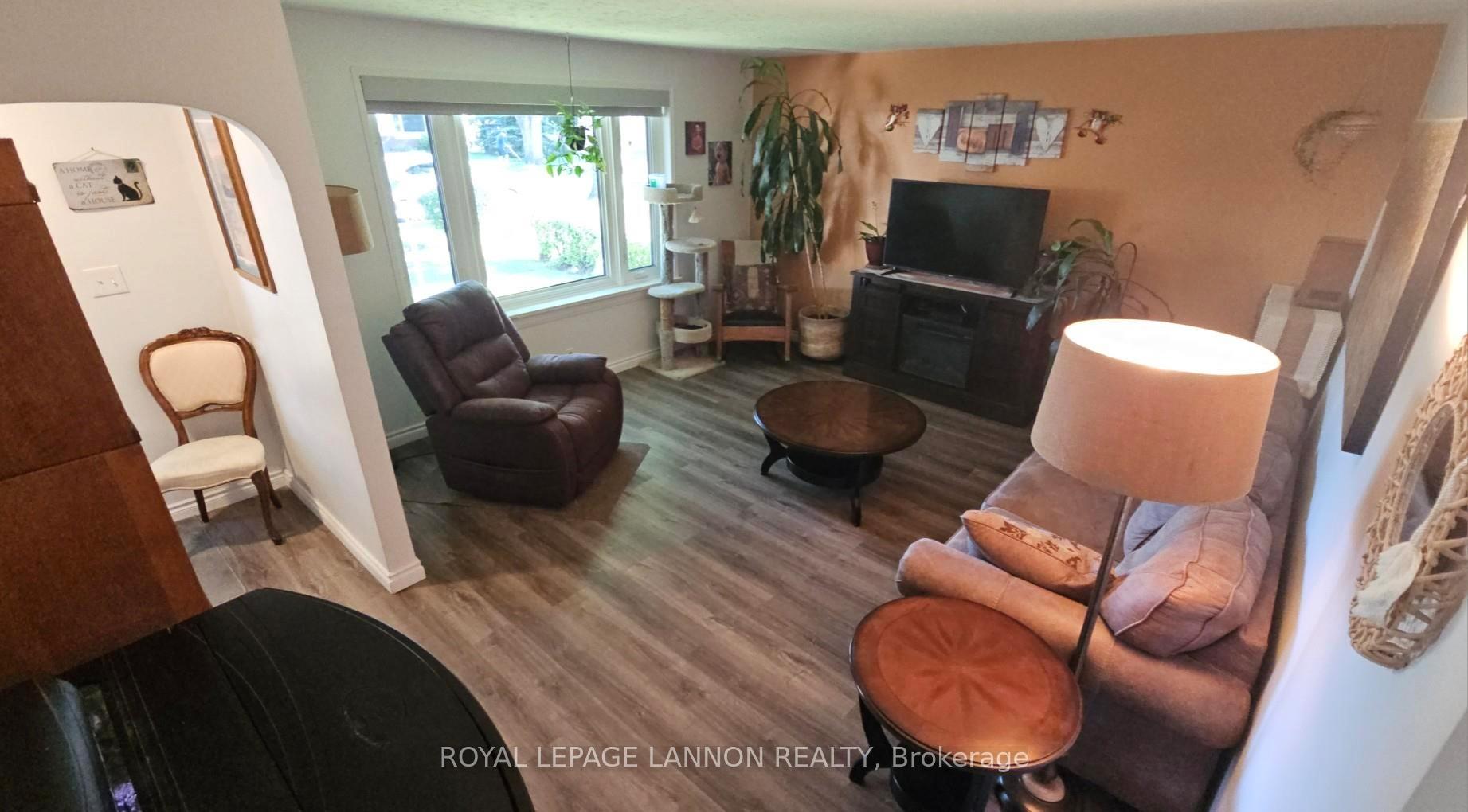Photo 4 of 1820 Hamilton Avenue, Thunder Bay, Hyde Park — HOMEH